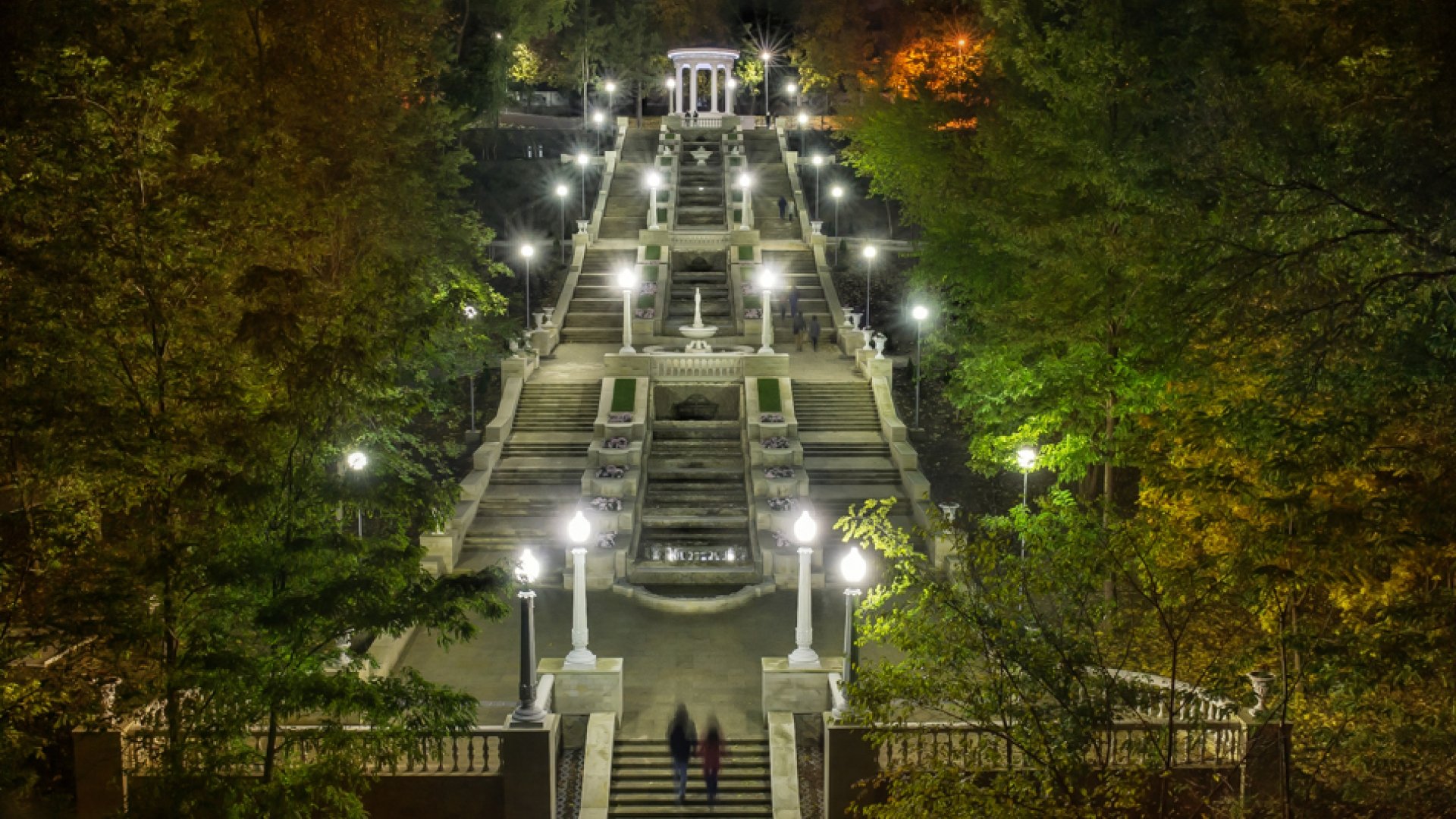 Кишинев бывший город. Парк Valea Morilor Кишинев. Каскадная лестница в Кишинёве. Каскадная лестница в Железноводске ночью. Парк развлечений Долина мельниц Кишинев.