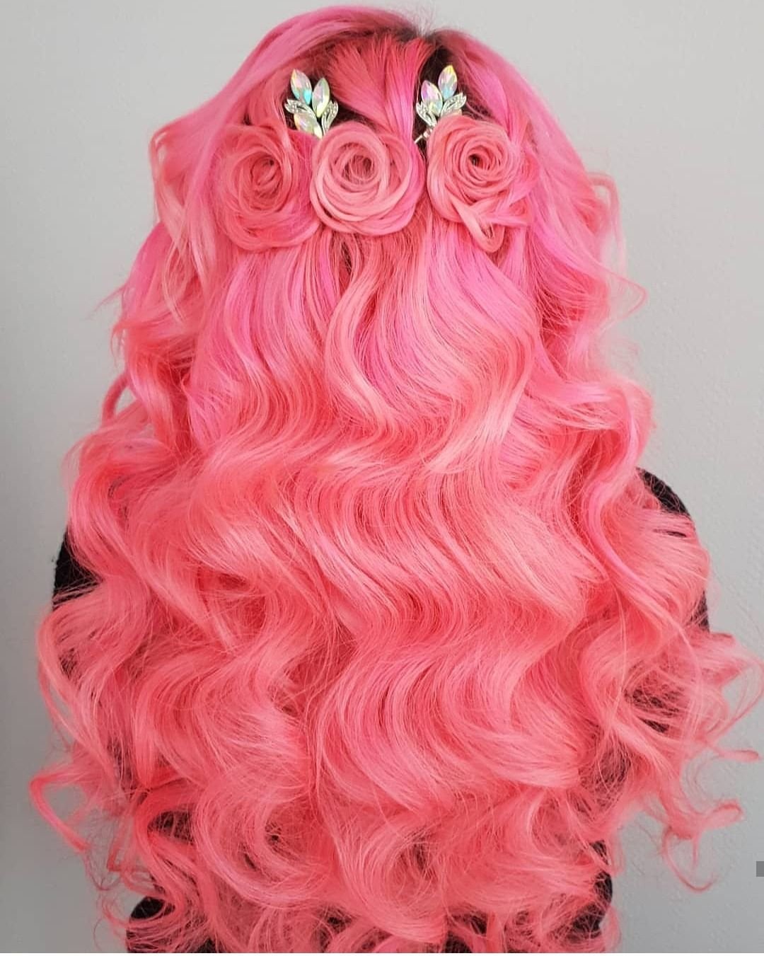Включи розовый волос. Розовая прическа. Розовые волосы. Прически с розовыми волосами. Розовые кудри.