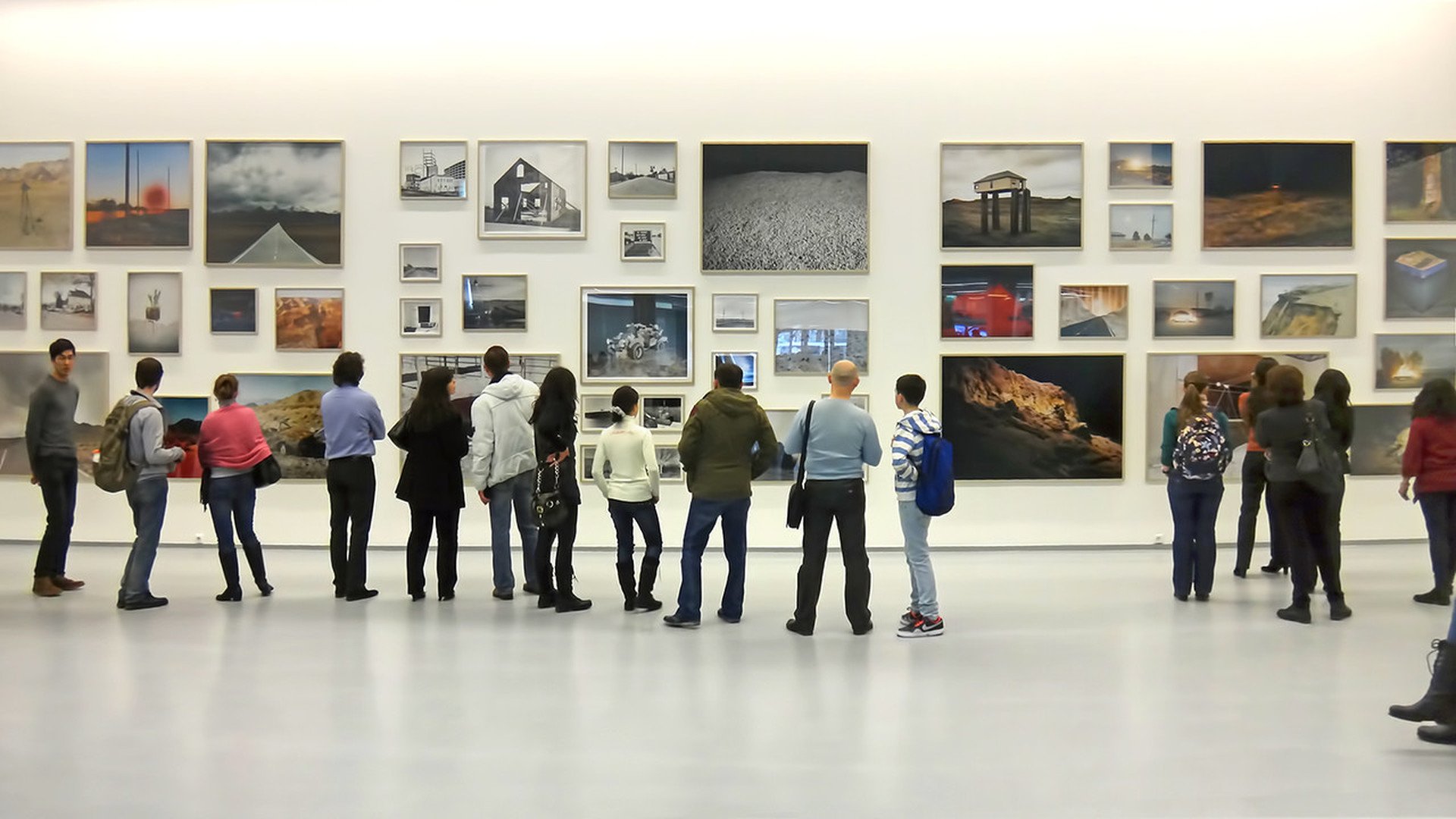 Посещение художественной галереи. Посещение выставки. Люди на выставке. Посещение музея. Современные фотовыставки.