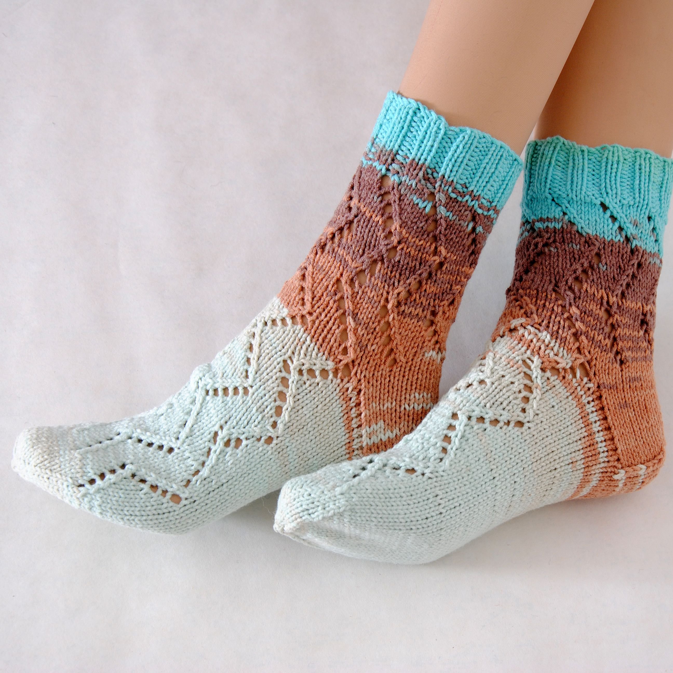 Носки спицами новые модели. Ажурные носки. Вязаные ажурные носки. Носки с ажурным узором. Носки ажурные женские спицами.