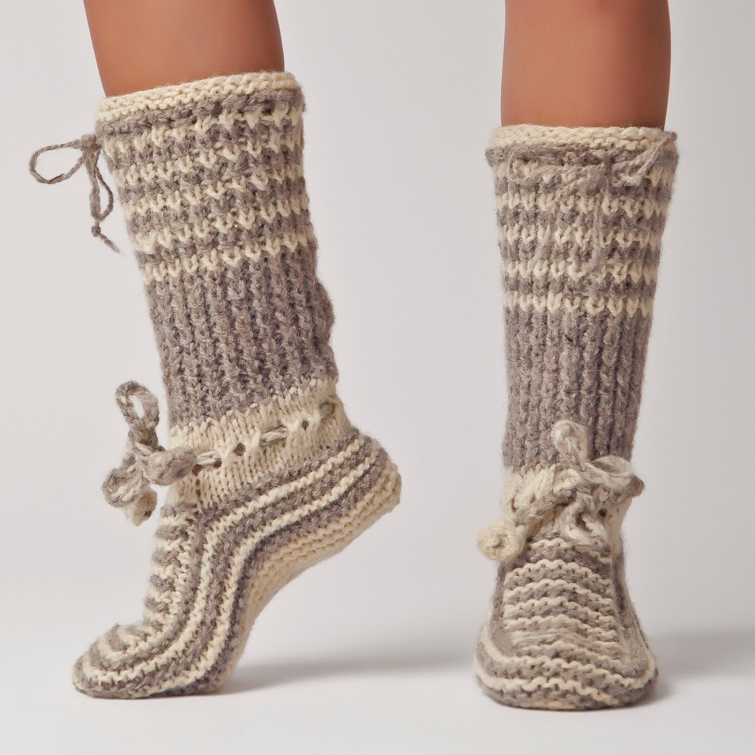 Носочки сапожками. Оригинальные вязаные носки. Вязаные носки женские. Шикарные вязаные носки. Красивые вязаные носки спицами.