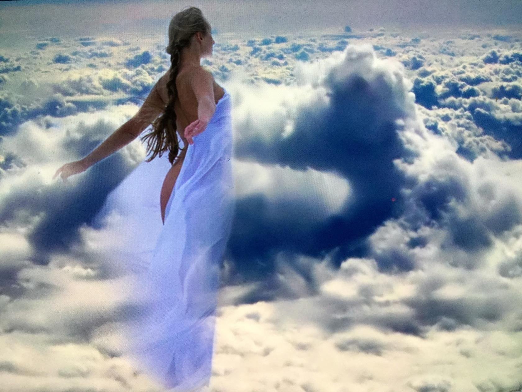 Мир души слушать. Девушка в облаках. Душевная девушка. Девушка и небо. Девушка летает в облаках.