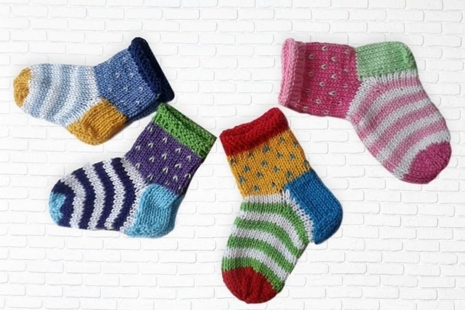 Носочки связать детям. Носки детские. Носки с орнаментом. Вязаные носки. Вязаные носки для детей.