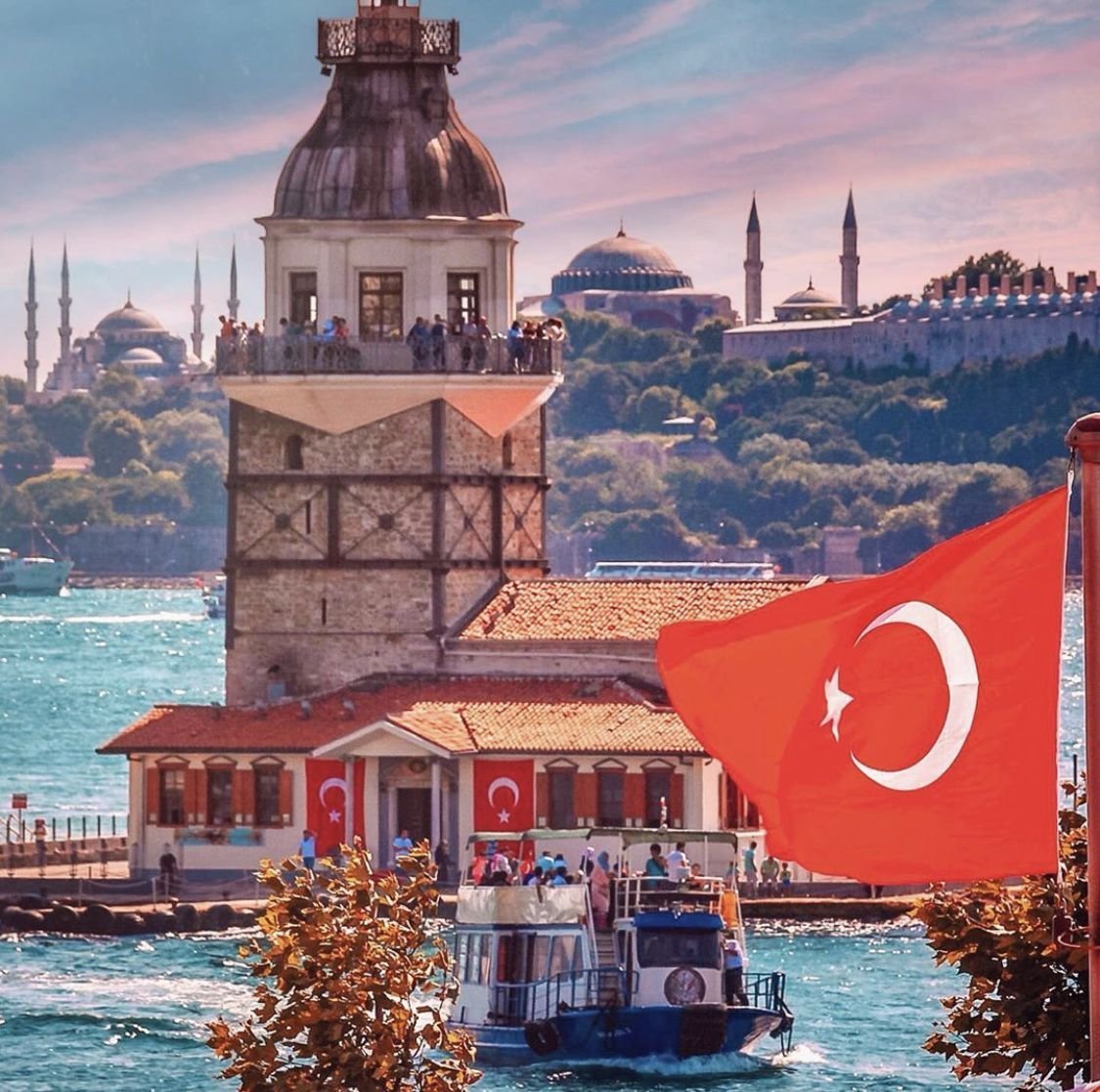 Культурные центры турции. Стамбул Турция. Истанбул Турция. Турецкий флаг на Босфоре. Турция Султанахмет флаг.