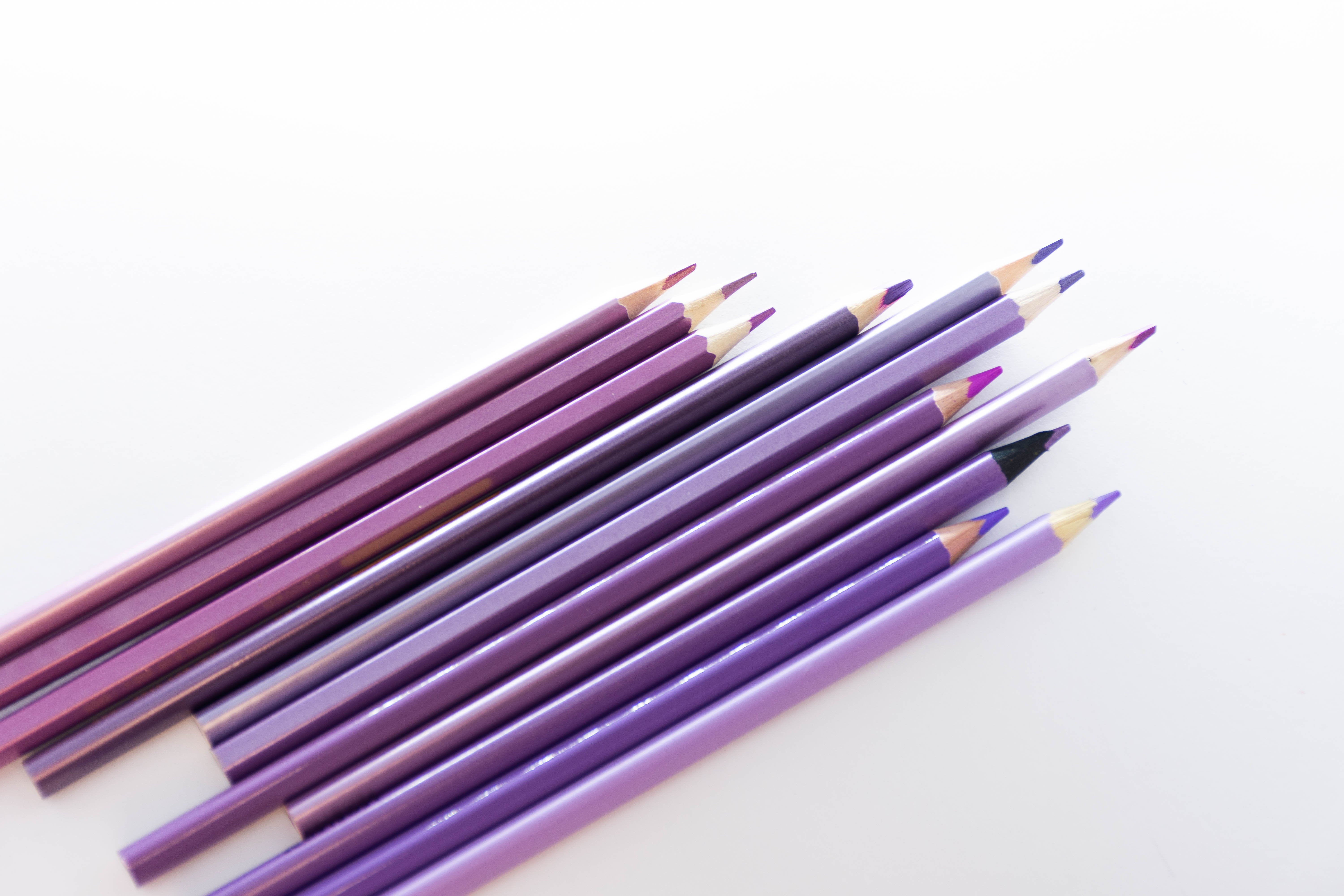 Как сделать красивый карандаш. Фиолетовый карандаш. Карандаш простой красивый. Дизайнерские карандаши. Простые карандаши для школы.