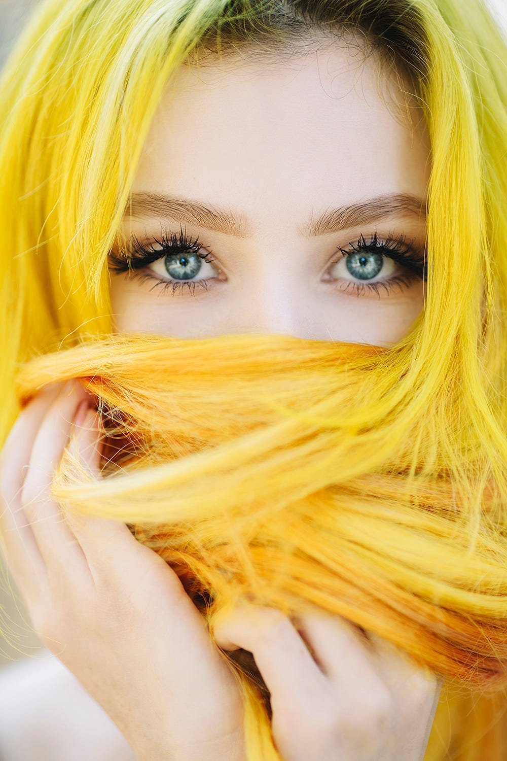 Волосы ярко желтые