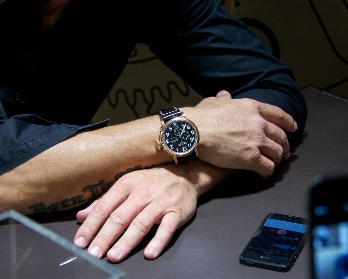 Какие есть часы на руку. Мужская рука с часами. Мужчина с часами на руке. Жкская рука с часами. Часы наручные мужские на руке.