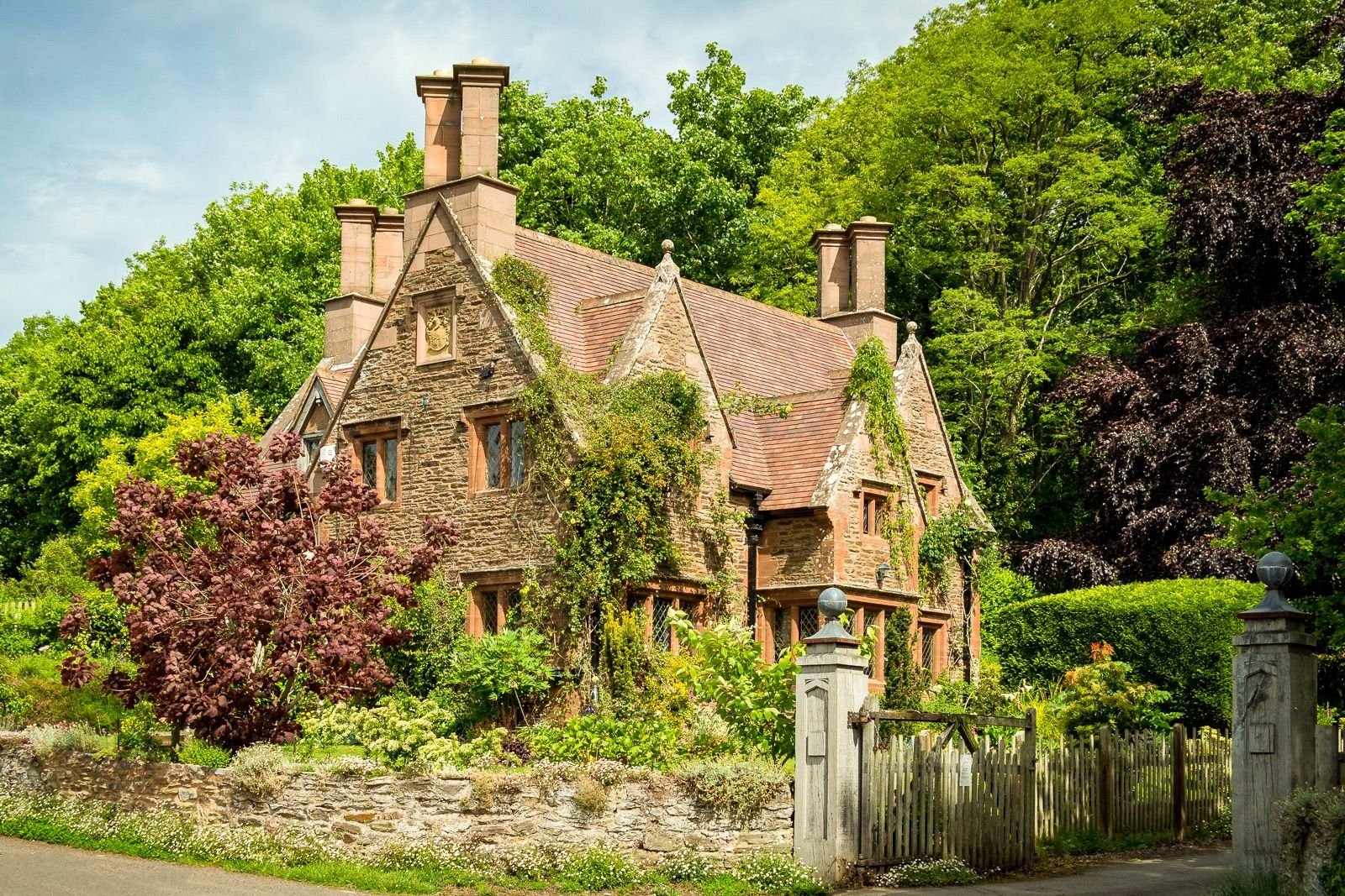 Английский дом видео. The Manor House, Castle Combe. Старинная английская деревня Тюдор. Английские домики с садом каменный Джейн Остен. Английский коттедж.