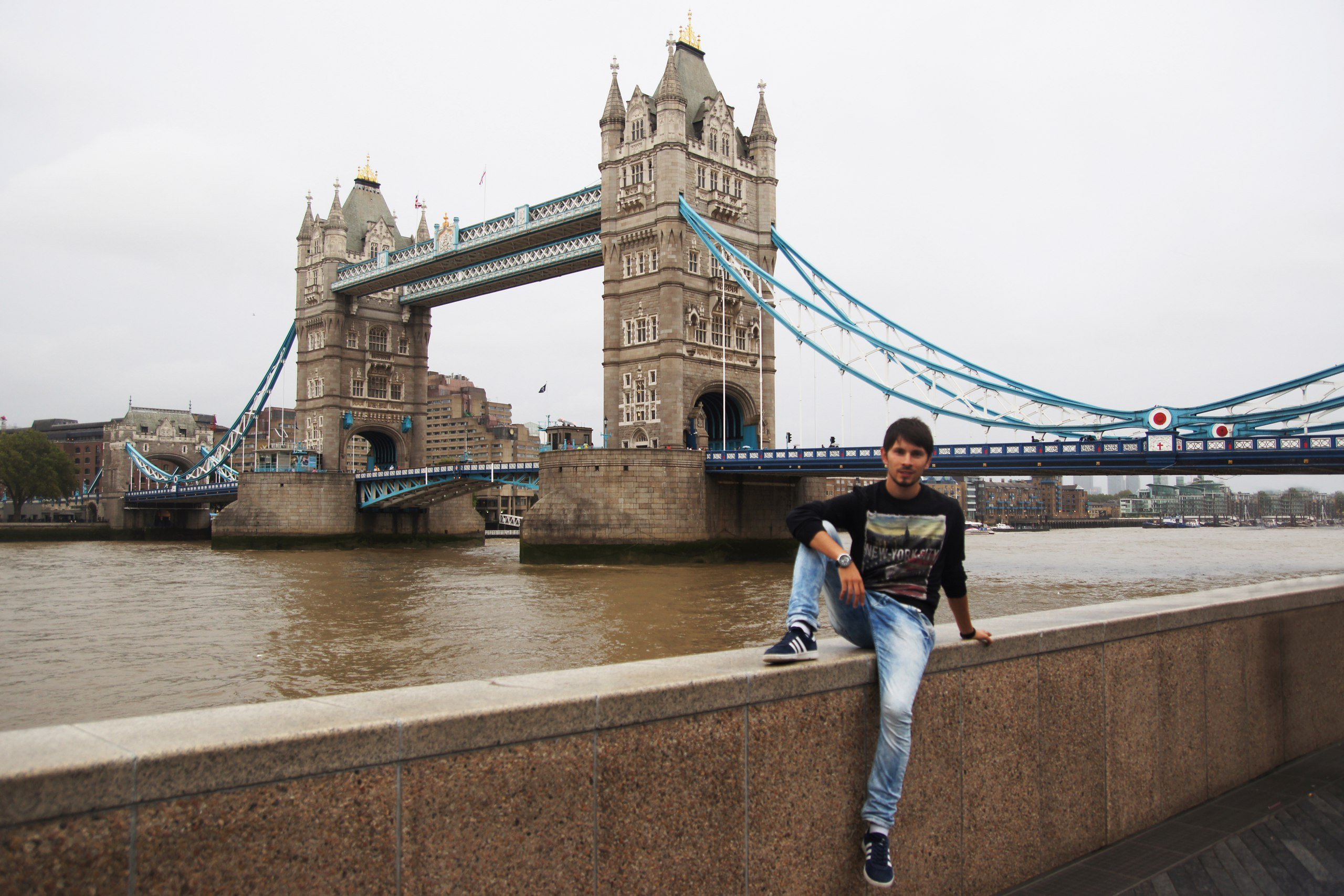 Лондон любой. Туризм в Великобритании. Лондон туризм. Туристы в Великобритании. Парень в Лондоне.
