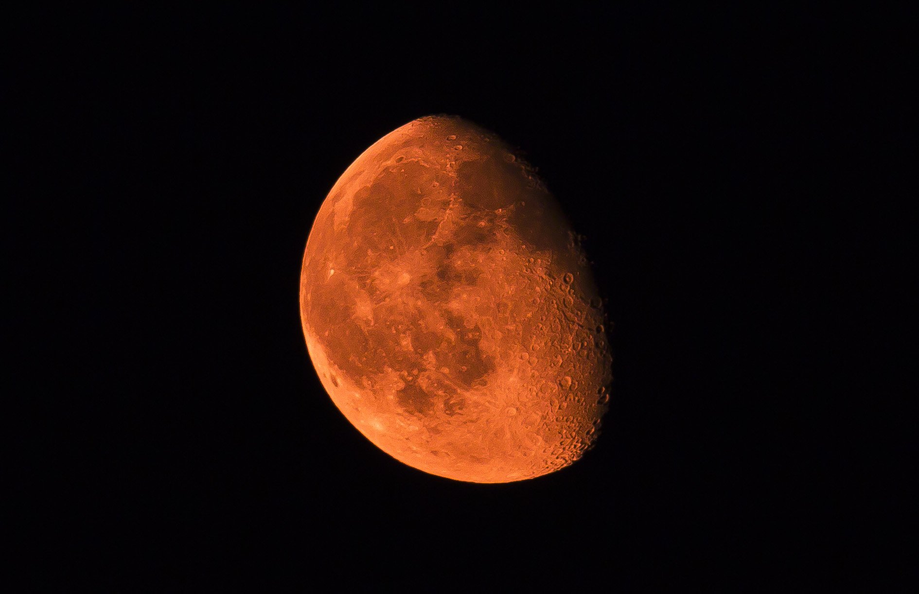 Почему сегодня луна оранжевая. Оранжевая Луна. Огромная оранжевая Луна. Полнолуние оранжевая Луна. Апельсиновая Луна.