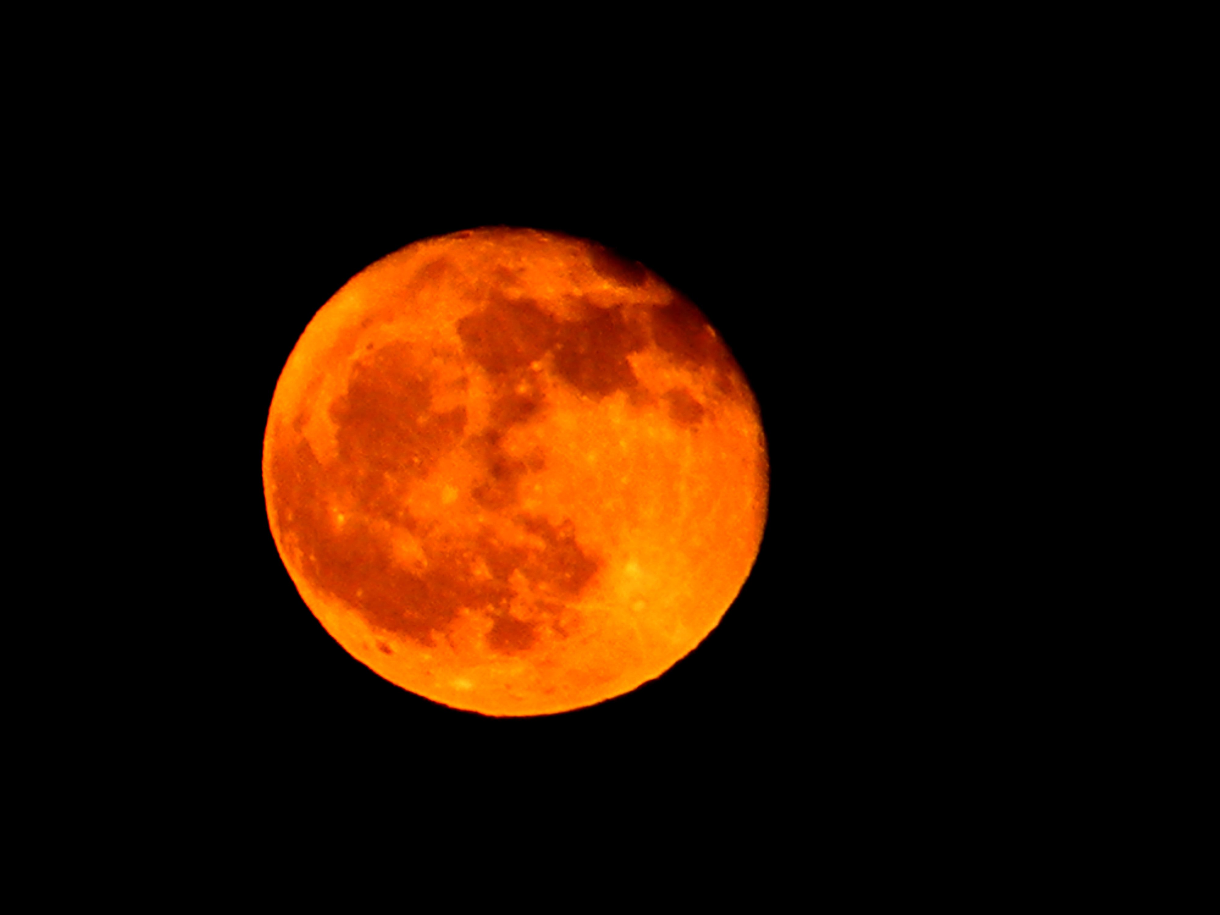 Почему сегодня луна оранжевая. Оранжевая Луна. Луна полумесяц оранжевая. Красно оранжевая Луна. Оранжевая Луна 2023.