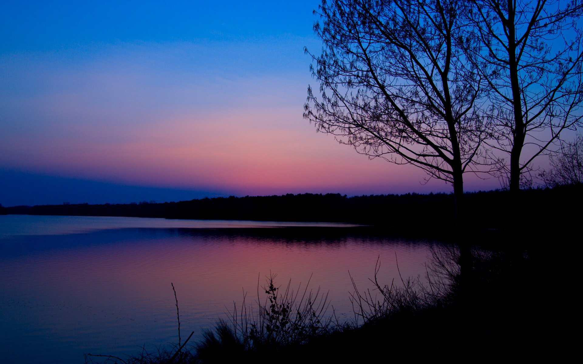 Вечер на рабочий стол. Сумерки природа. Розовый закат на реке. Спокойный пейзаж. Закат на реке.