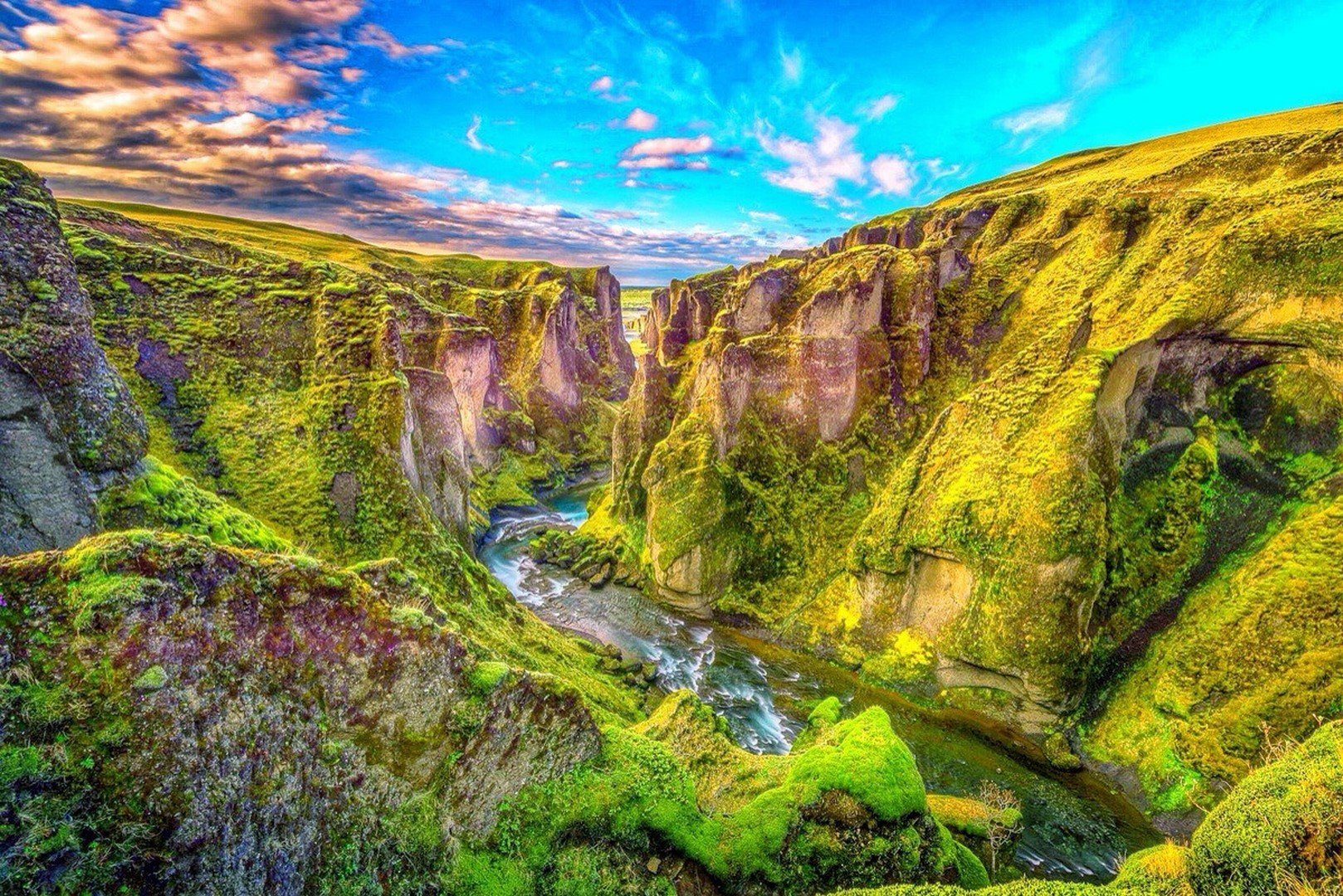 Самая красивая картинка природы в мире. Каньон Фьядрарглйуфур Исландия. Fjaðrárgljúfur каньон, Исландия. Каньон мулаглюфур Исландия. Каньон Фьядрарглйуфур туристы.