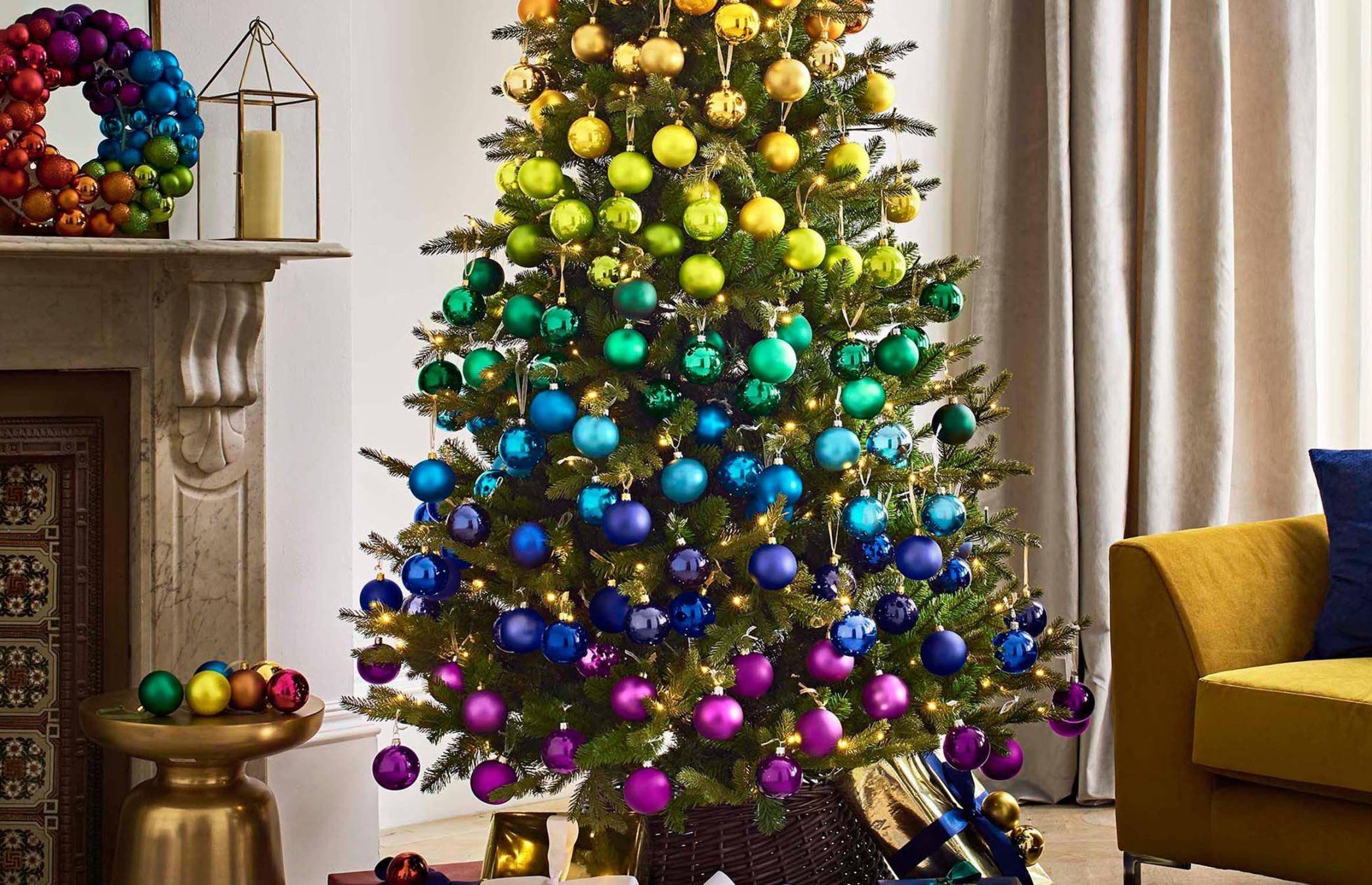 Елки украшенные шарами. Новогодняя елка с разноцветными украшениями. Елка с разноцветными шарами. Однотонное украшение елки. Новогодняя елка с разноцветными игрушками.
