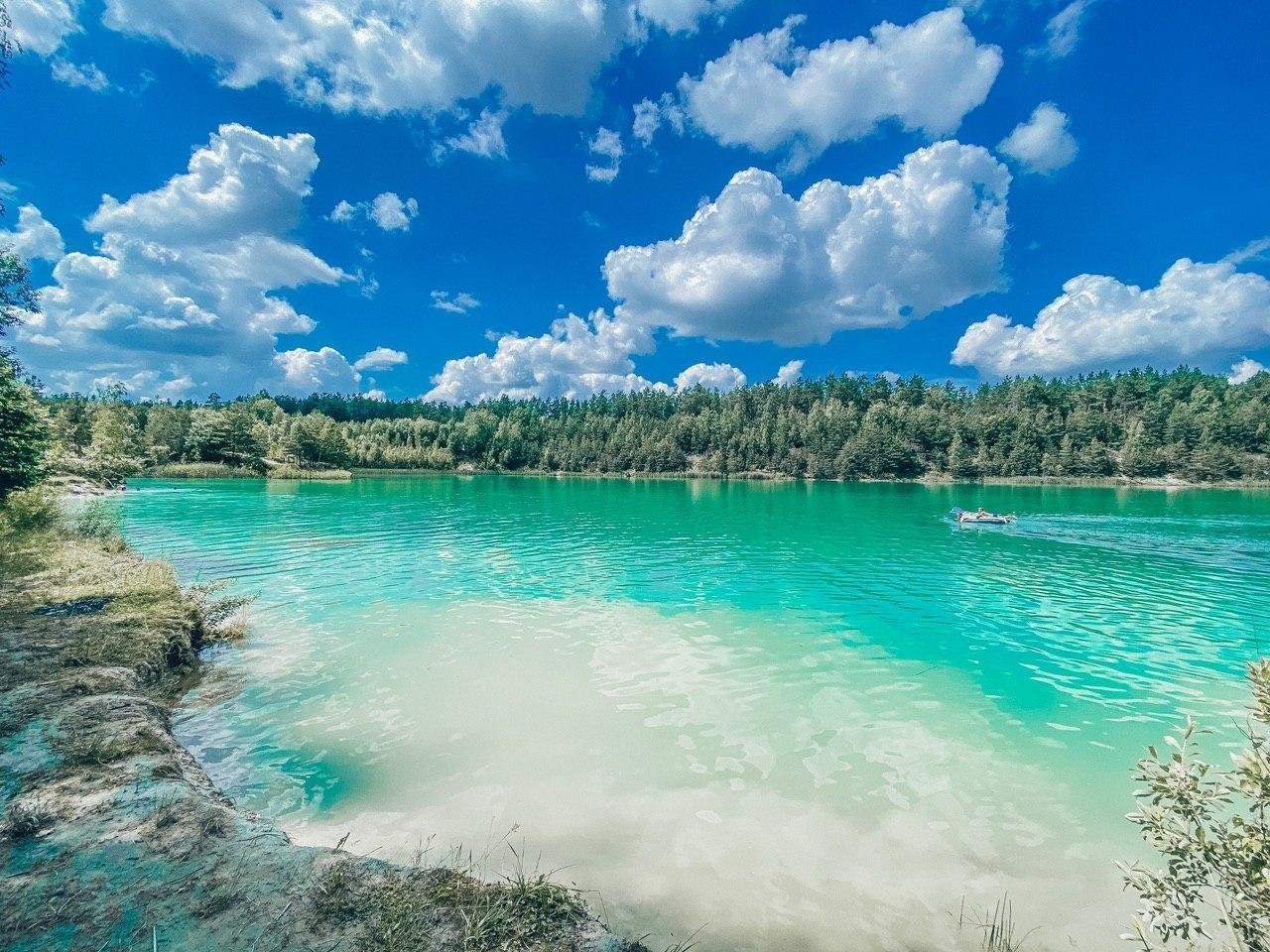 Разные озеры. Поселок Фосфоритный голубое озеро. Голубые озера Любанский район. Голубые озёра красный Лиман. Голубое озеро Бокситогорск.