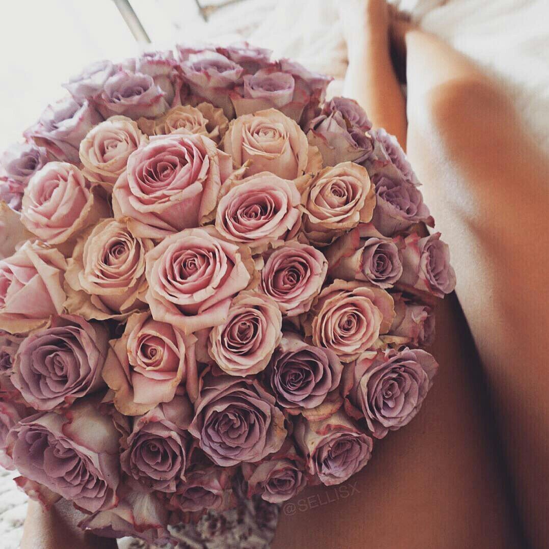 Красивые розы на столе