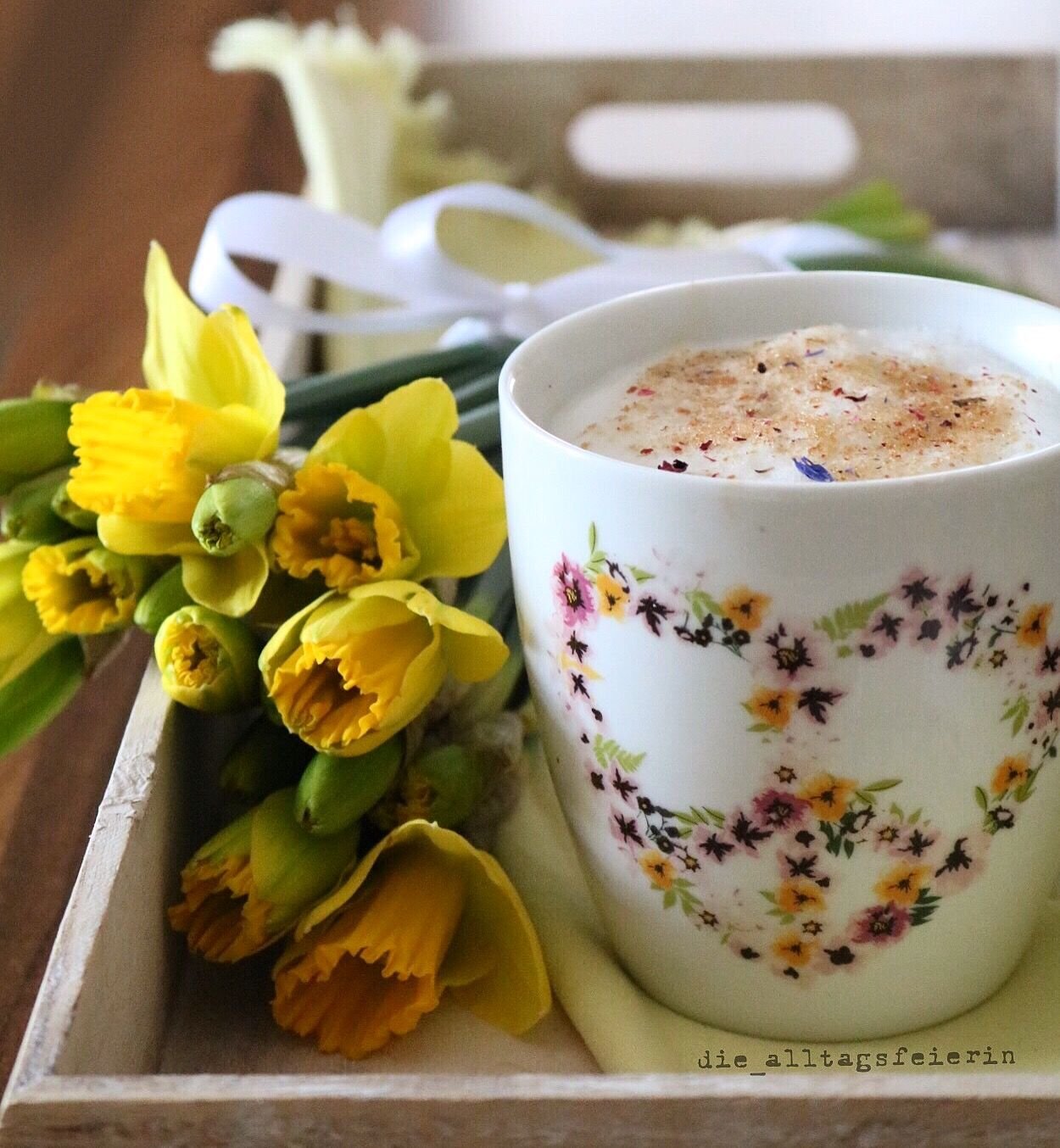 Доброе мирное весеннее утро. Чашечка кофе с весенним цветами. Весеннее утро кофе.