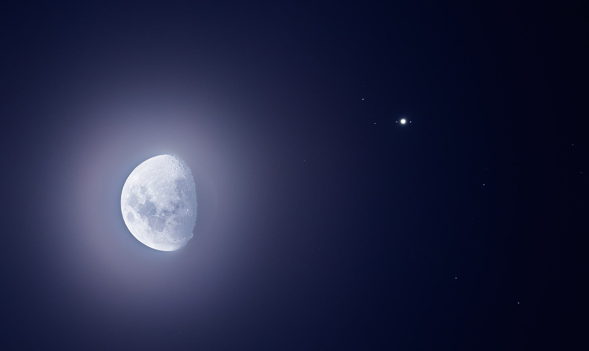 Секстиль луна юпитер. Луны Юпитера. Луна Юпитер Луна Юпитер. Планета рядом с луной. Юпитер рядом с луной.