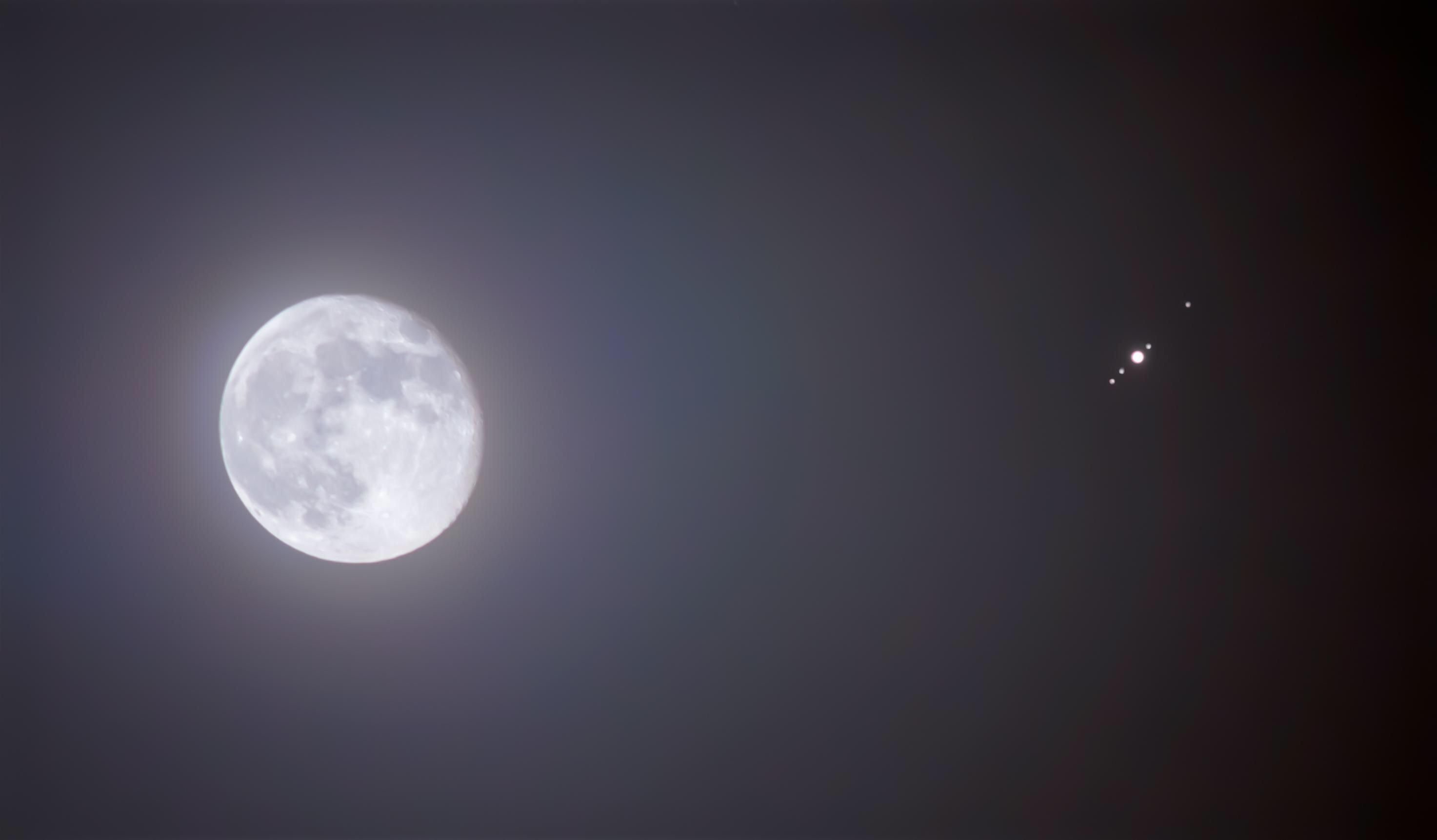 Луна и юпитер 2024. Луны Юпитера. Звезды вокруг Луны. Луна вблизи. Планета рядом с луной.