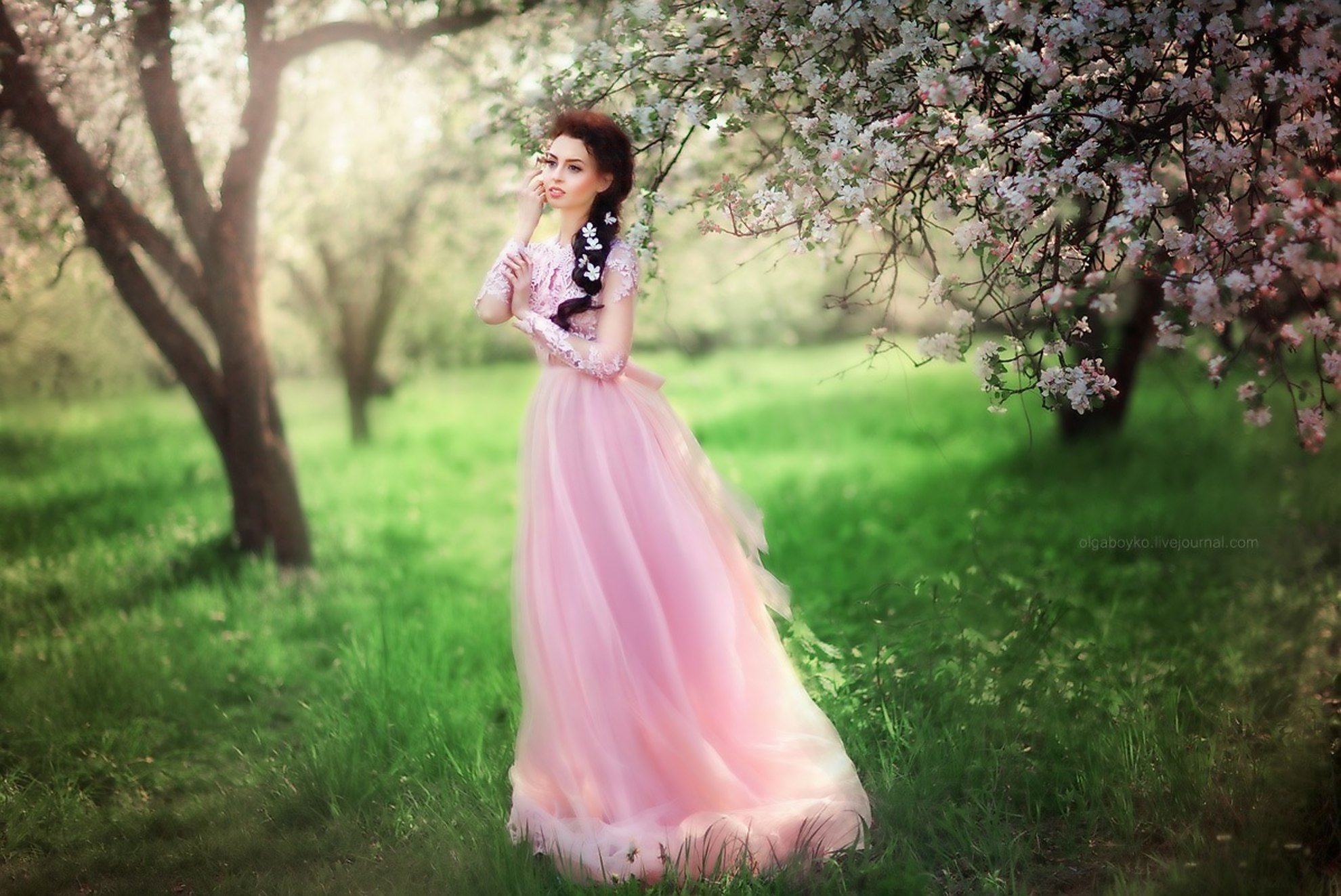 Платье цветущие сады. Фотосессия в платье. Девушка в длинном платье. Девушка в розовом платье. Девушка в платье красивая.