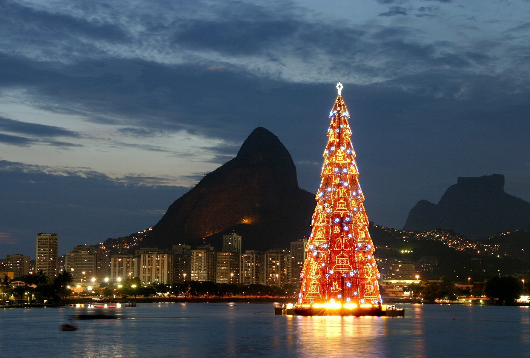 Какая зима в бразилии. Елка в Рио де Жанейро. Рождественская елка в Рио де Жанейро. Плавучая елка в Рио де Жанейро. Рио-де-Жанейро, Бразилия елка.