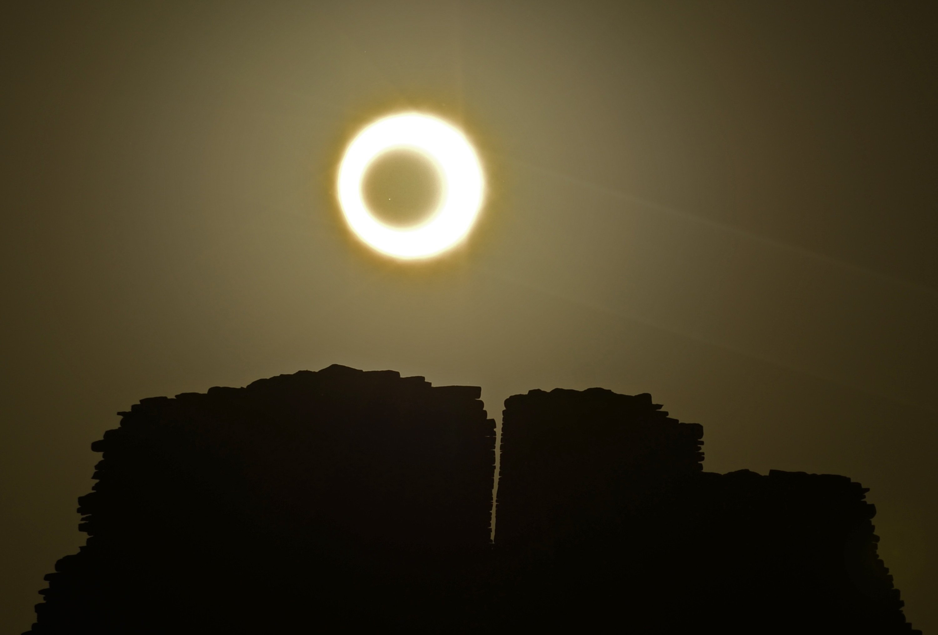 Солнечное затмение 8.04 24. Солнечное затмение Стоунхендж. Затмение солнца и Луны. Солнце и Луна. Солнечное затмение фото.