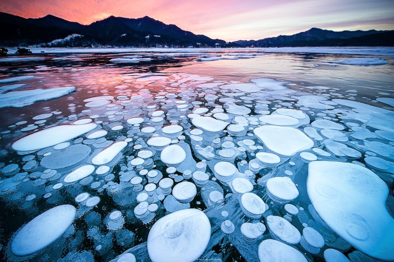 Метановые пузыри на Байкале. Голоустное Байкал пузырьки. Пузырьковый лед Голоустное. Лед с пузырьками на Байкале. Лед явление природы