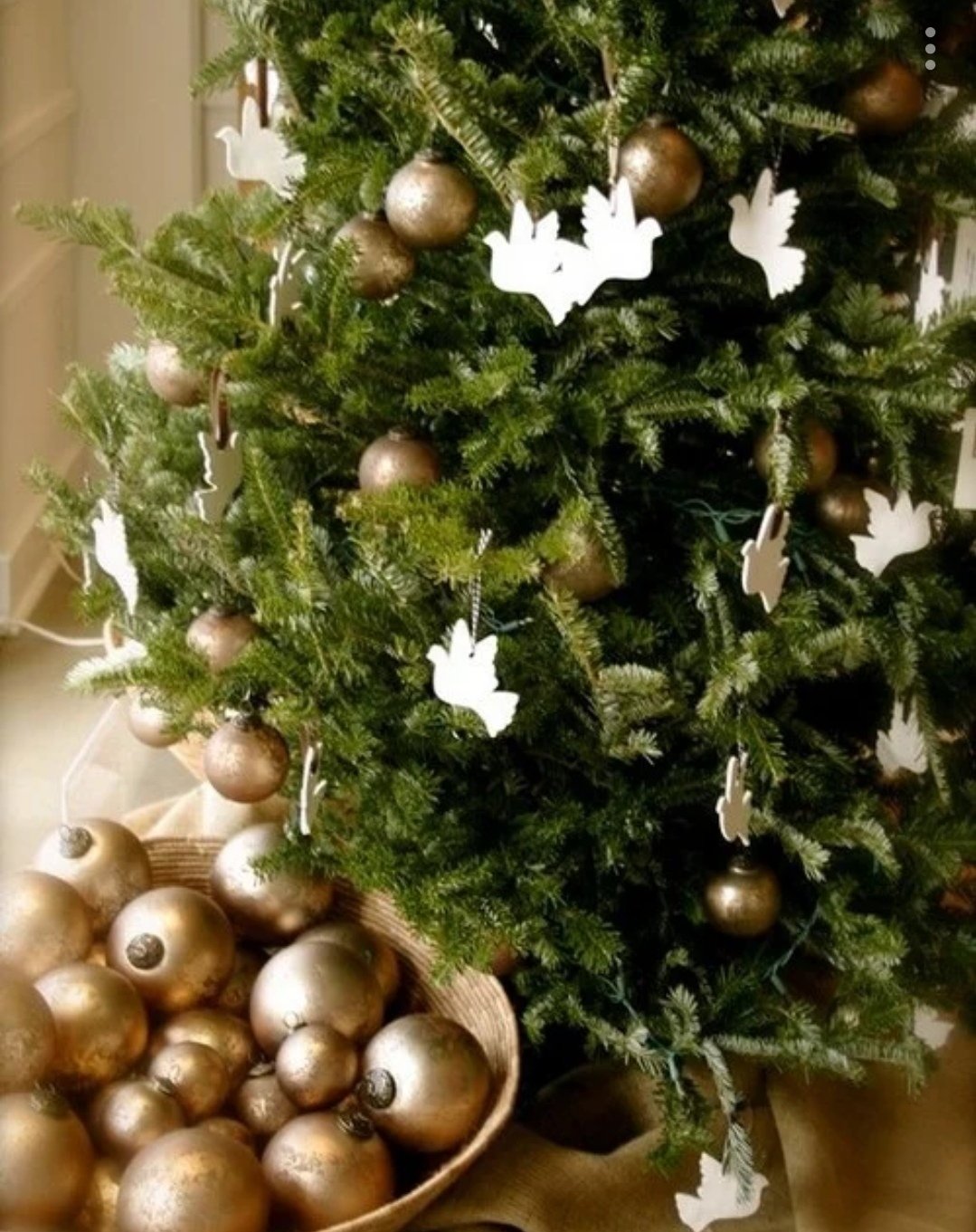 Украшения елки шариками. Сочетание новогодних шаров на елке. Украшение елки в европейском стиле. Деревянные игрушки на елку. Елка в зеленых тонах.