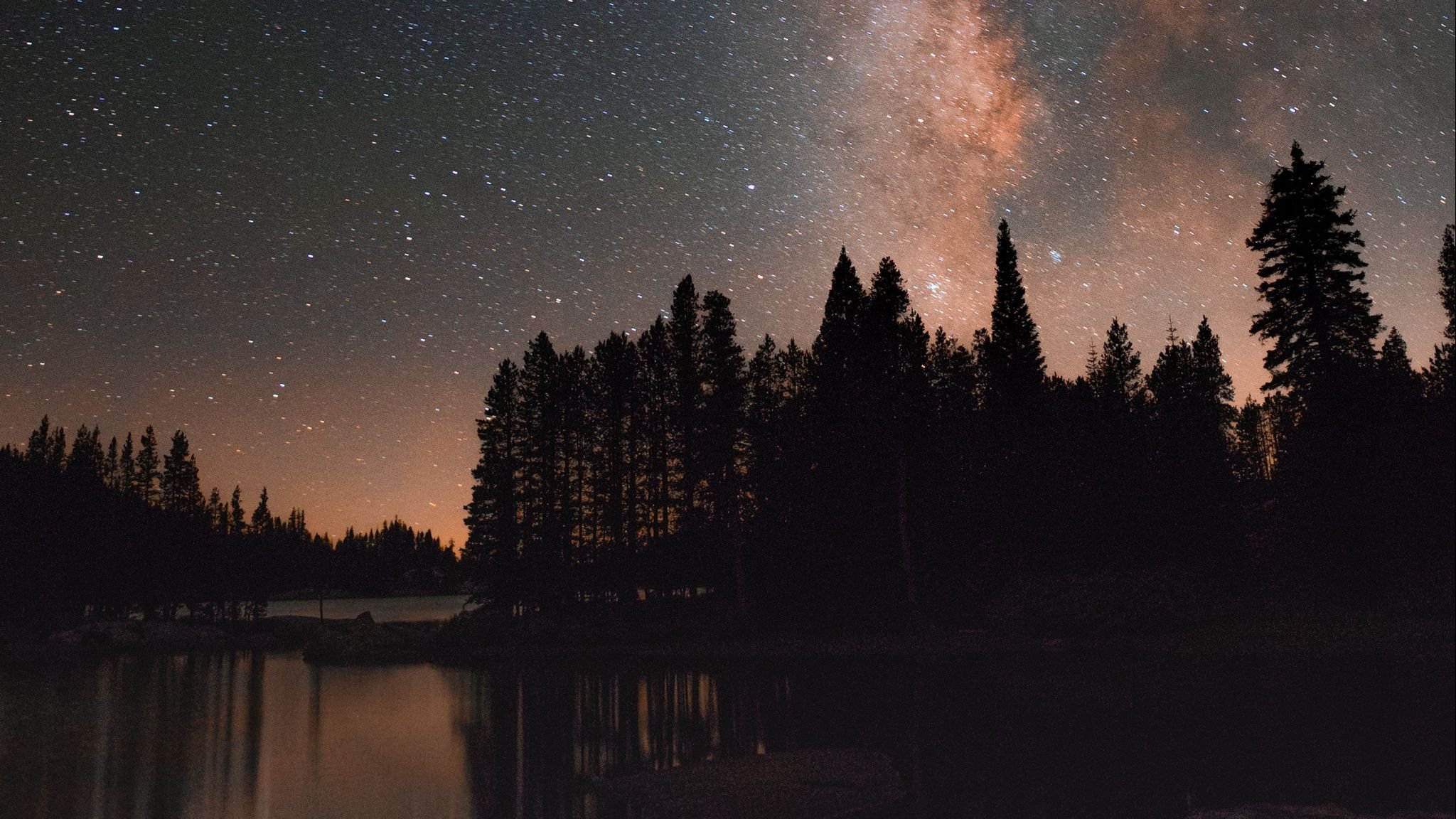 Ночь озеро звезды. Ночное небо в лесу. Красивые ночные пейзажи. Ночь звезды. Лес ночь звезды.
