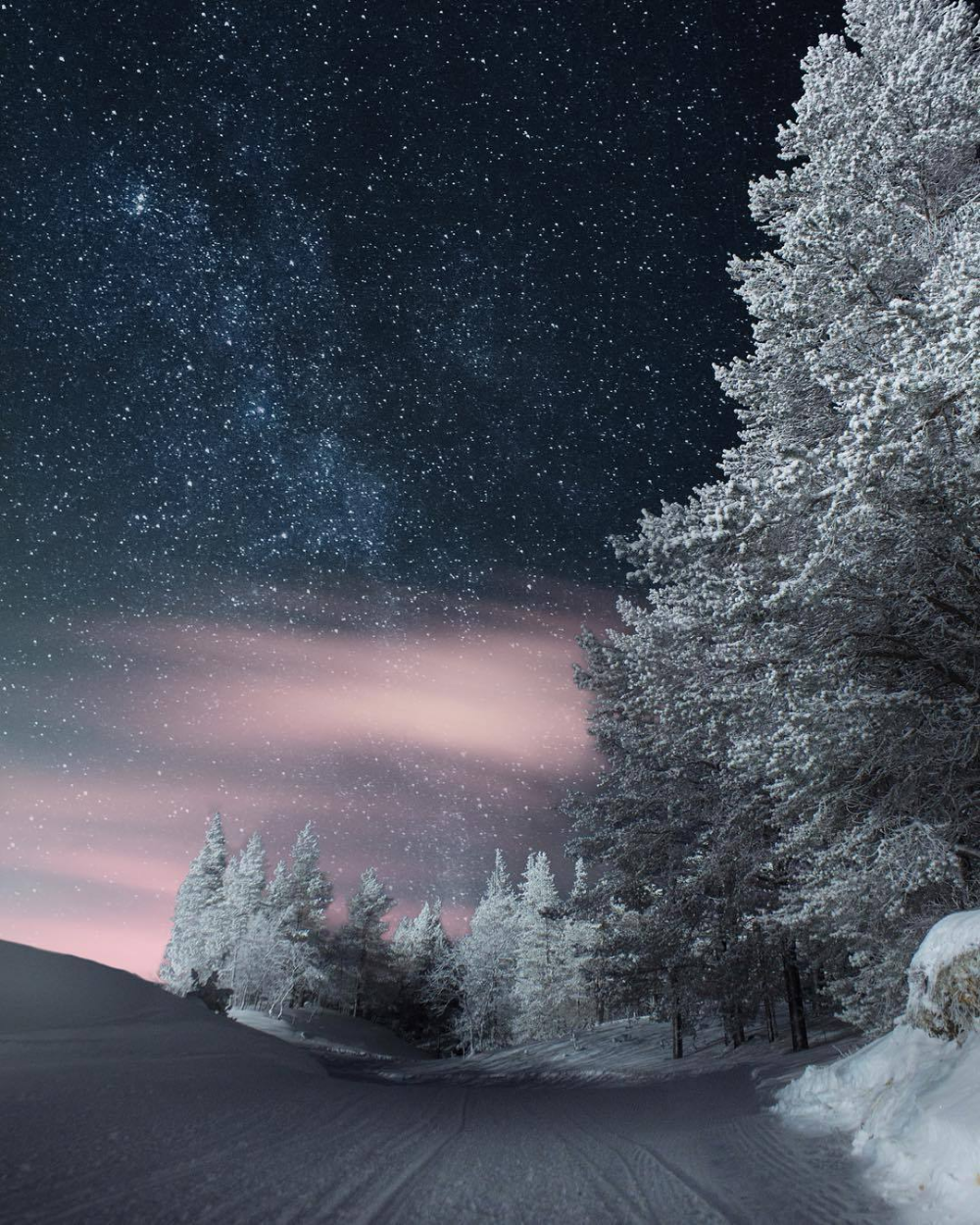 Зима ночь. Ночь зимой. Красивый снегопад. Зимний ночной пейзаж.