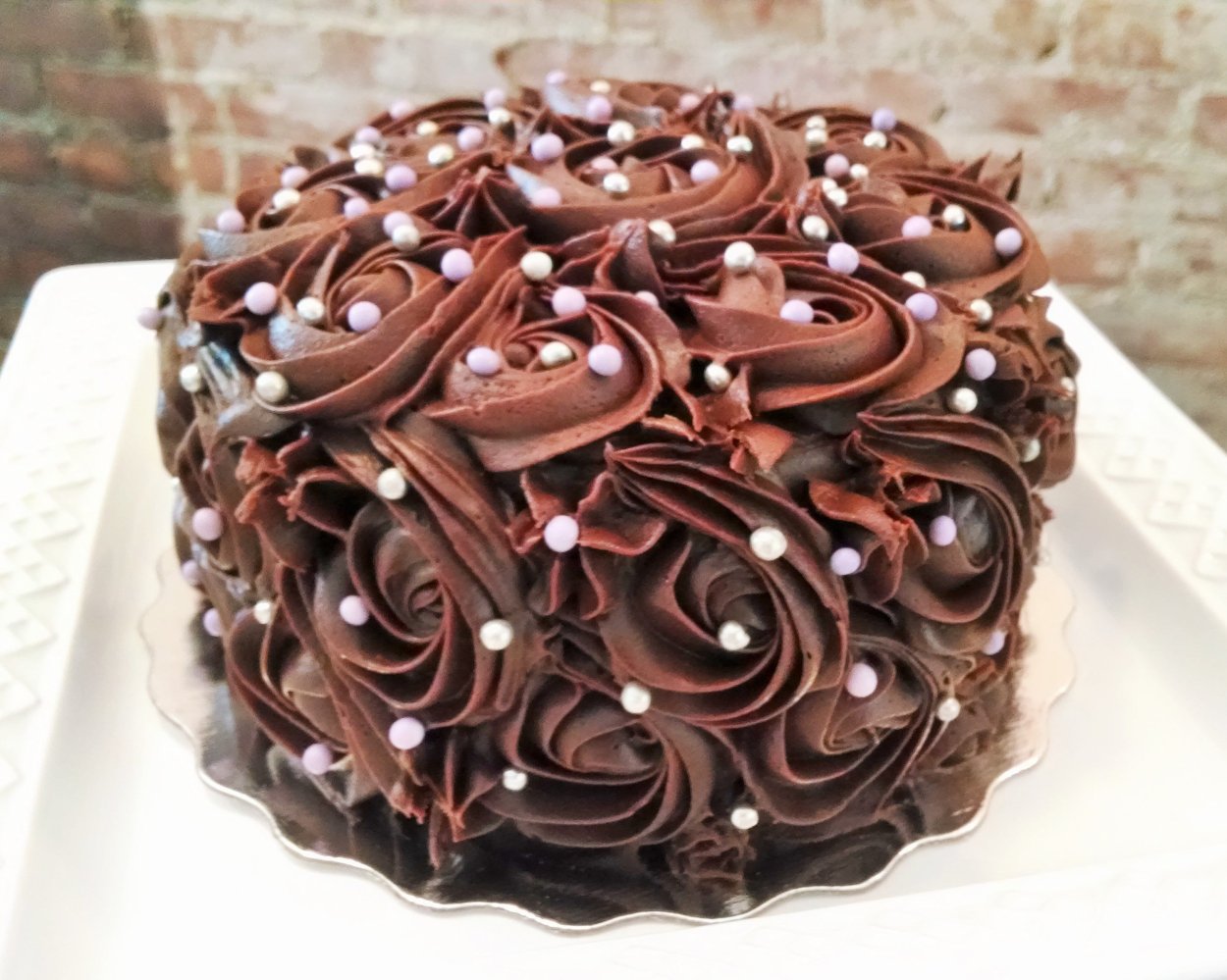 Шоколадный торт украшенный розами