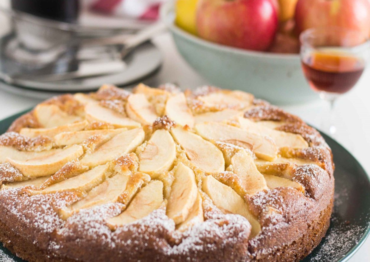 Красивый пирог с яблоками