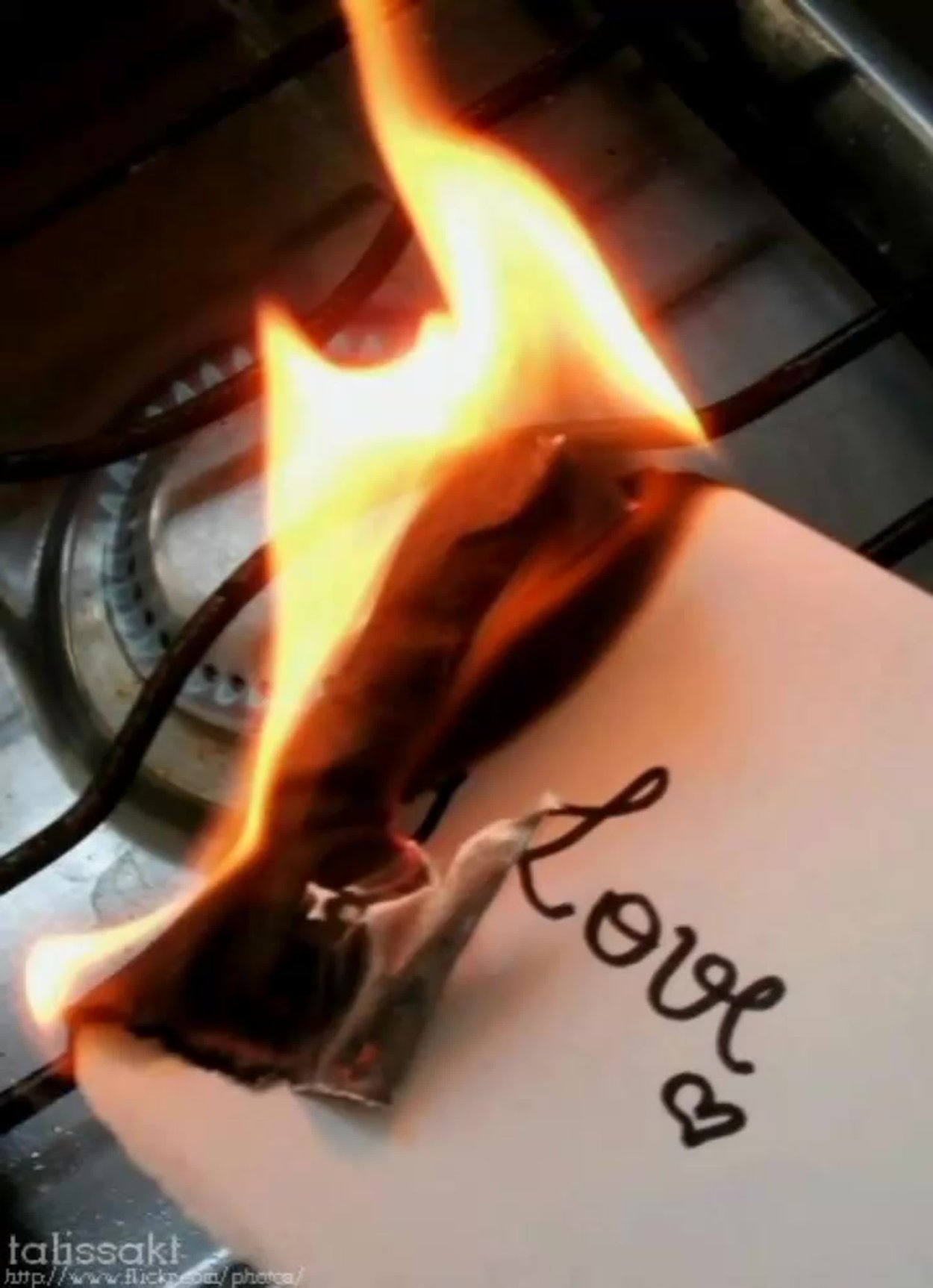Любовь и сжигание. Горит любовь. Красиво горит. Сгораю от любви. Любовь сжигает.