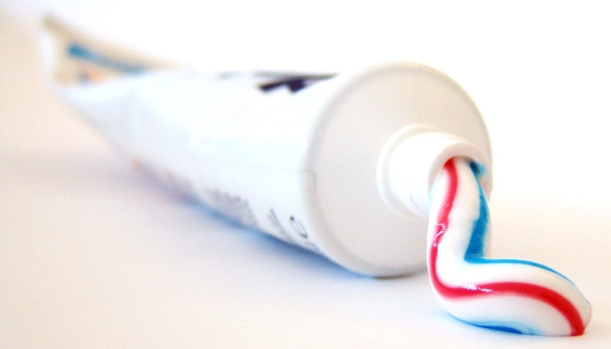 Разноцветные полоски на тюбиках зубной пасты
