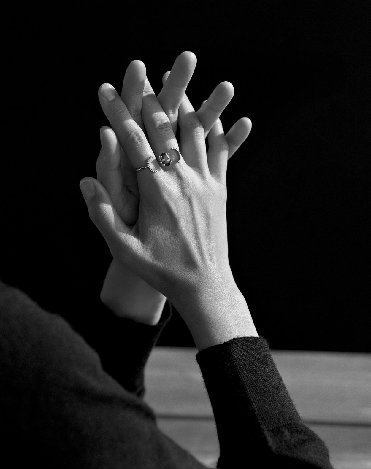 Топовые руки. Женская рука. Красивые пальцы. Мужские руки с длинными пальцами. Переплетенные пальцы.