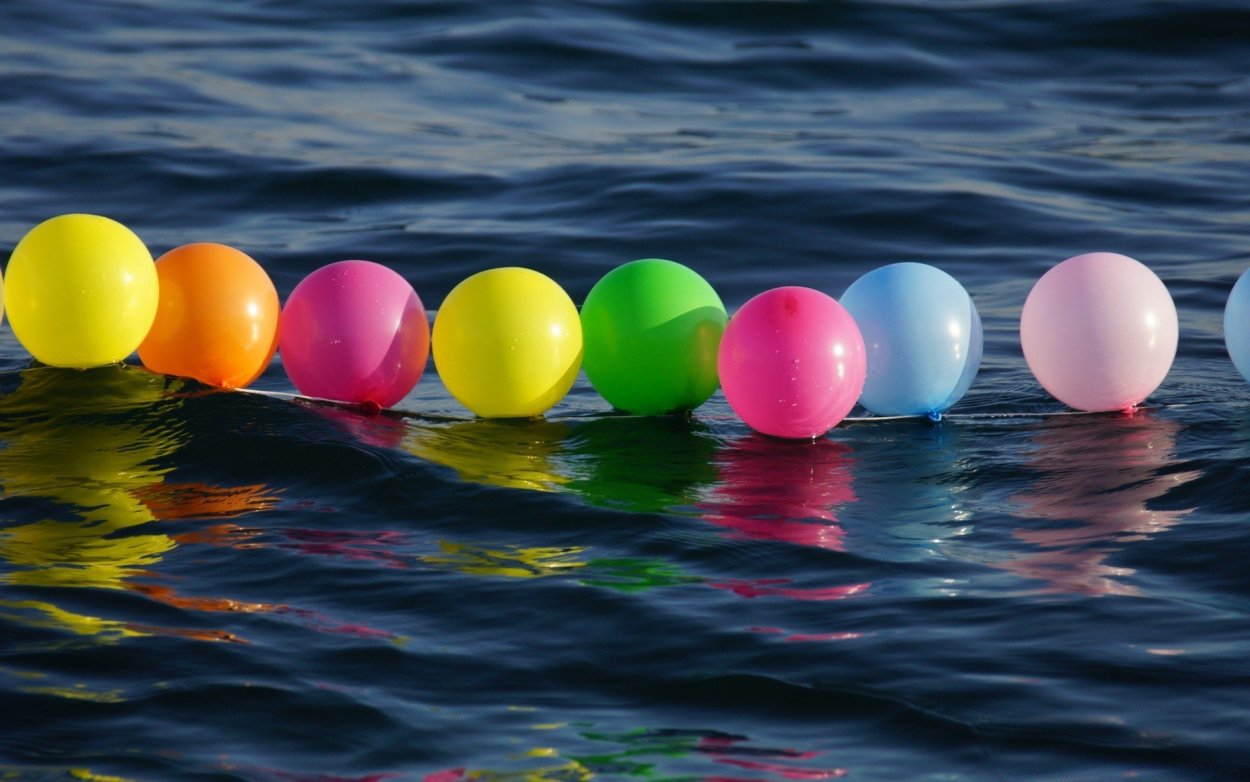 Бассейн с разноцветными шариками