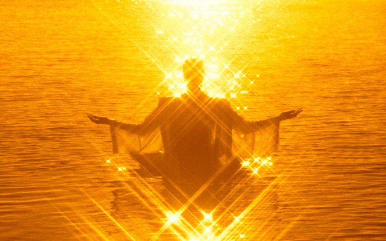 Озари светом и теплом. Духовное солнце. Медитация золотой свет. Человек в лучах солнца. Солнце и человек.