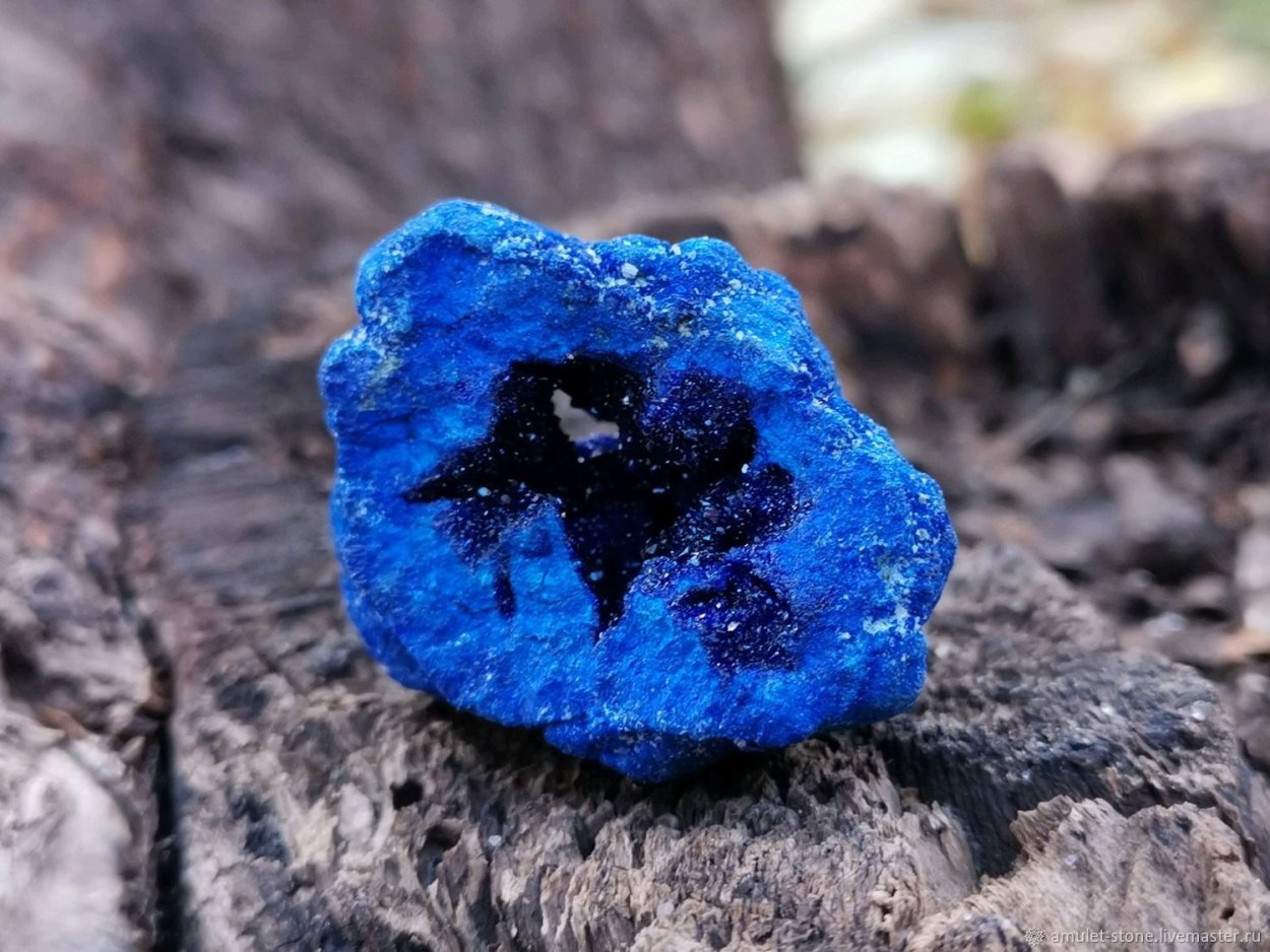 Камни ярко синего цвета
