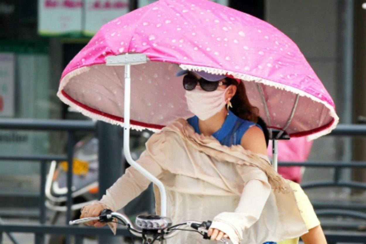 Сколько лет зонтику. Под зонтом от солнца. Девушка под зонтиком от солнца. Зонт китайский. Девушка с зонтом от солнца.
