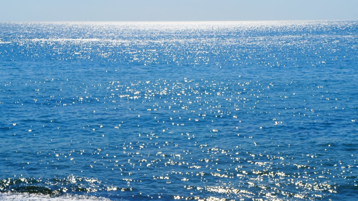 Вода озеро свет. Сияющее море. Блеск моря. Блики на воде. Блестящее море.