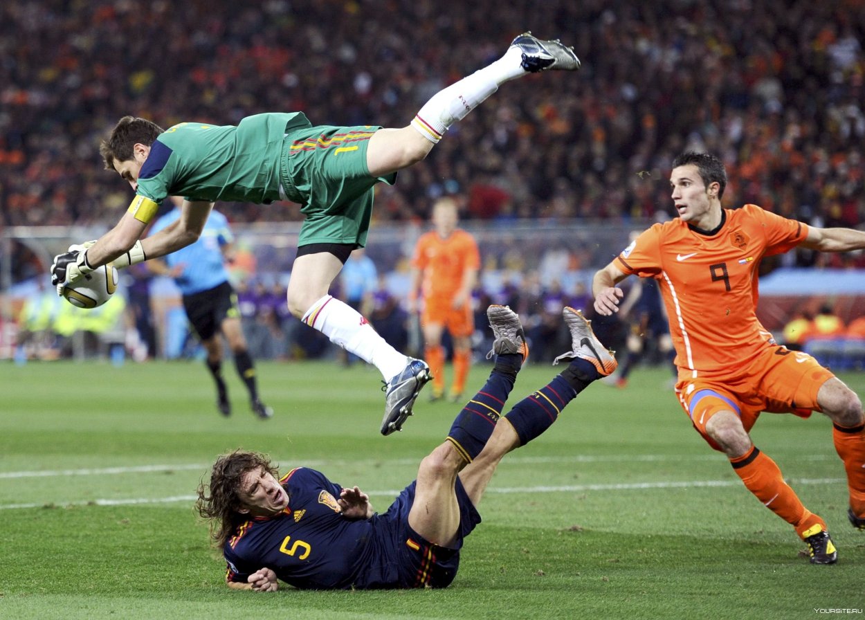 Фут в футболе. Икер Касильяс финал ЧМ 2010. Голландия Испания финал ЧМ 2010. Икер Касильяс сейв 2010. Вратарь сборной Нидерландов на ЧМ 2010.