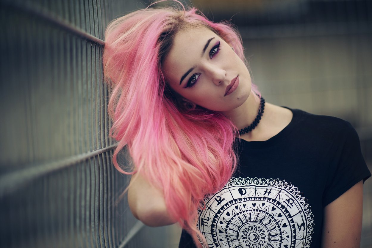 Ярко розовый цвет волос