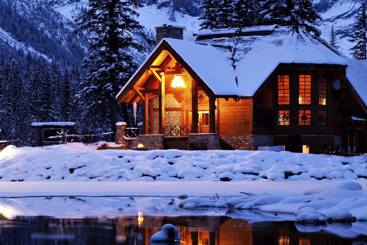 Красивый домик в снегу