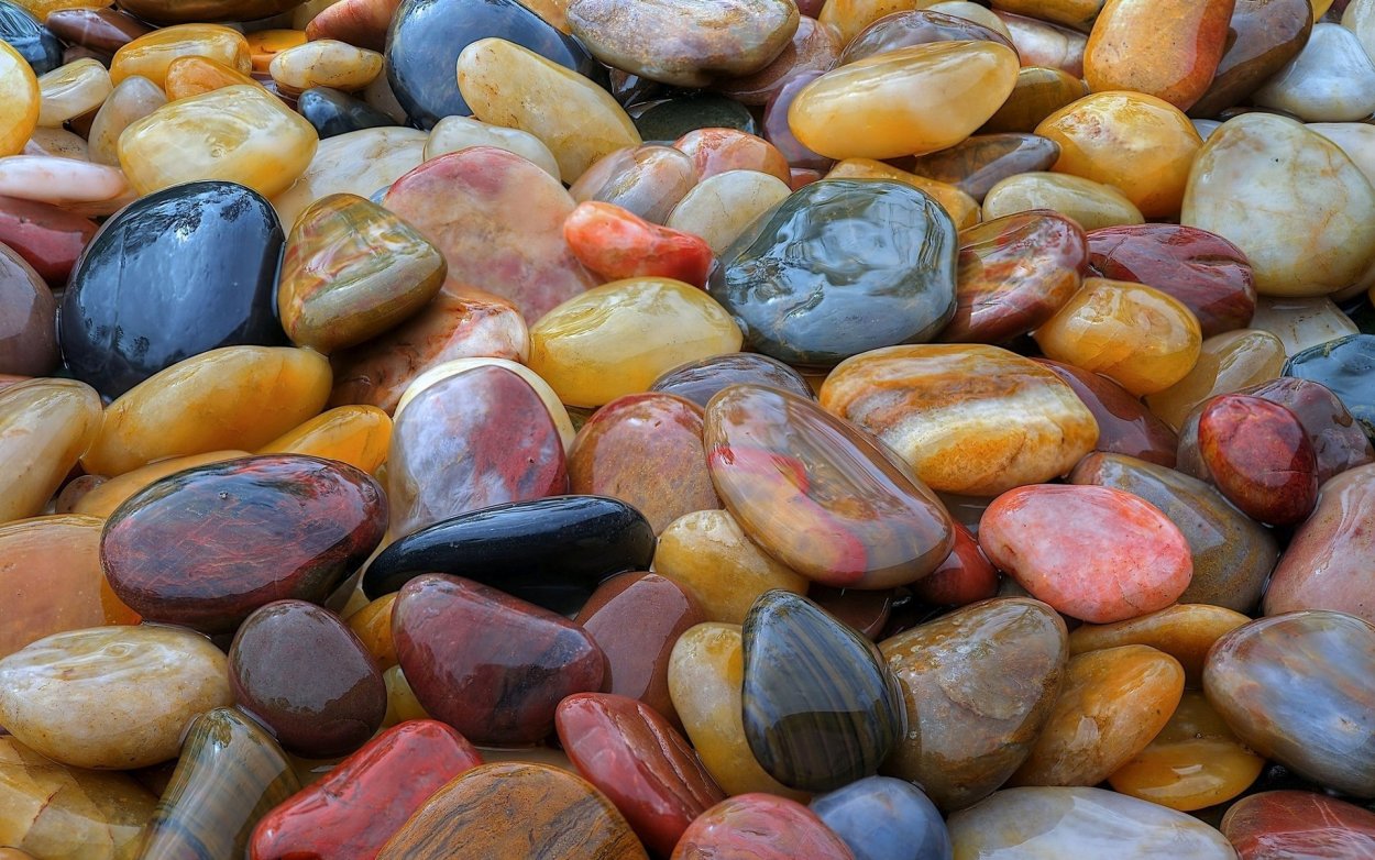 Камень из маленьких разноцветных зерен