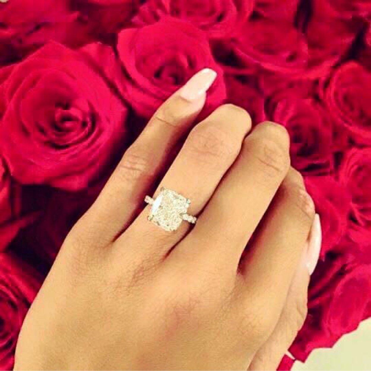 Красивое обручальное кольцо женское