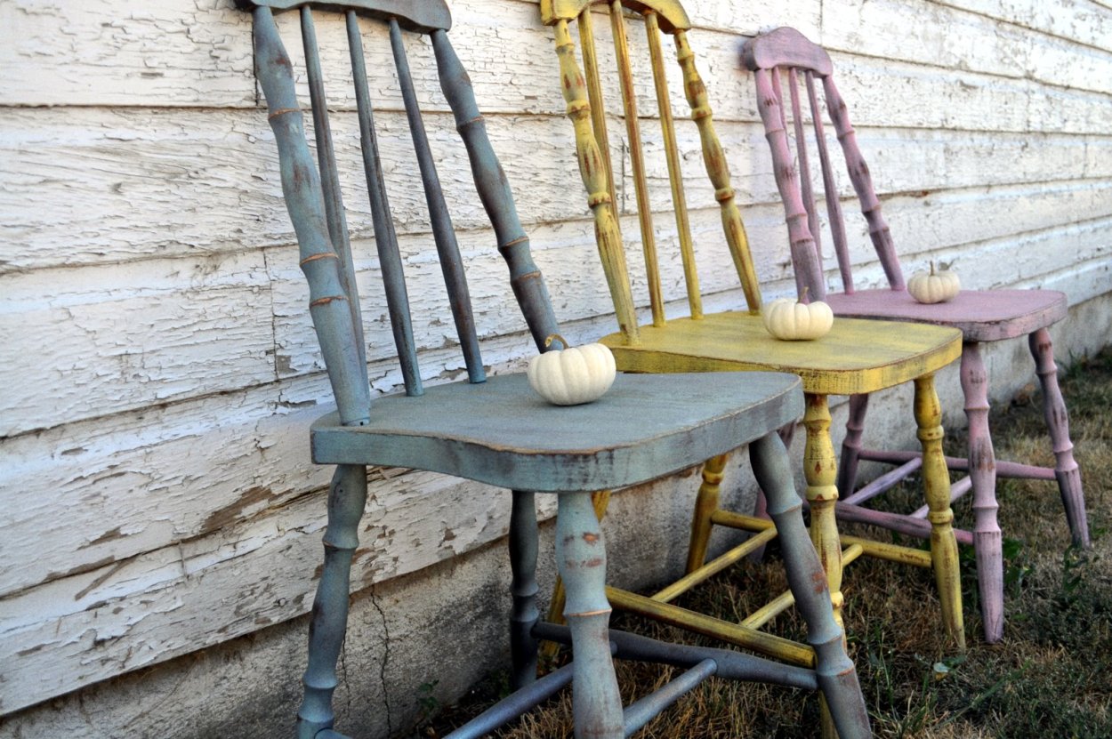 Деревянные стулья разноцветные