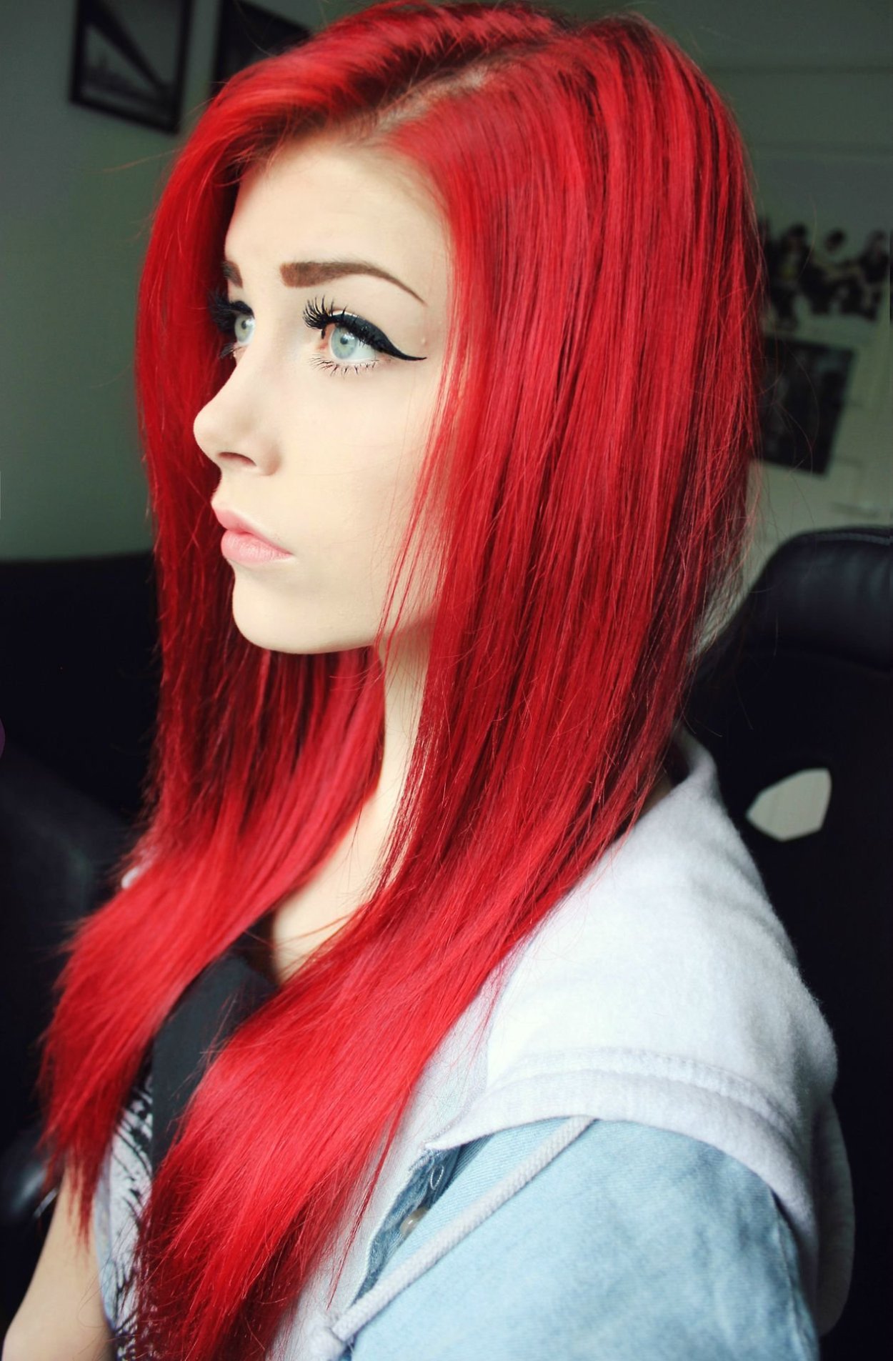 Ярко красные волосы