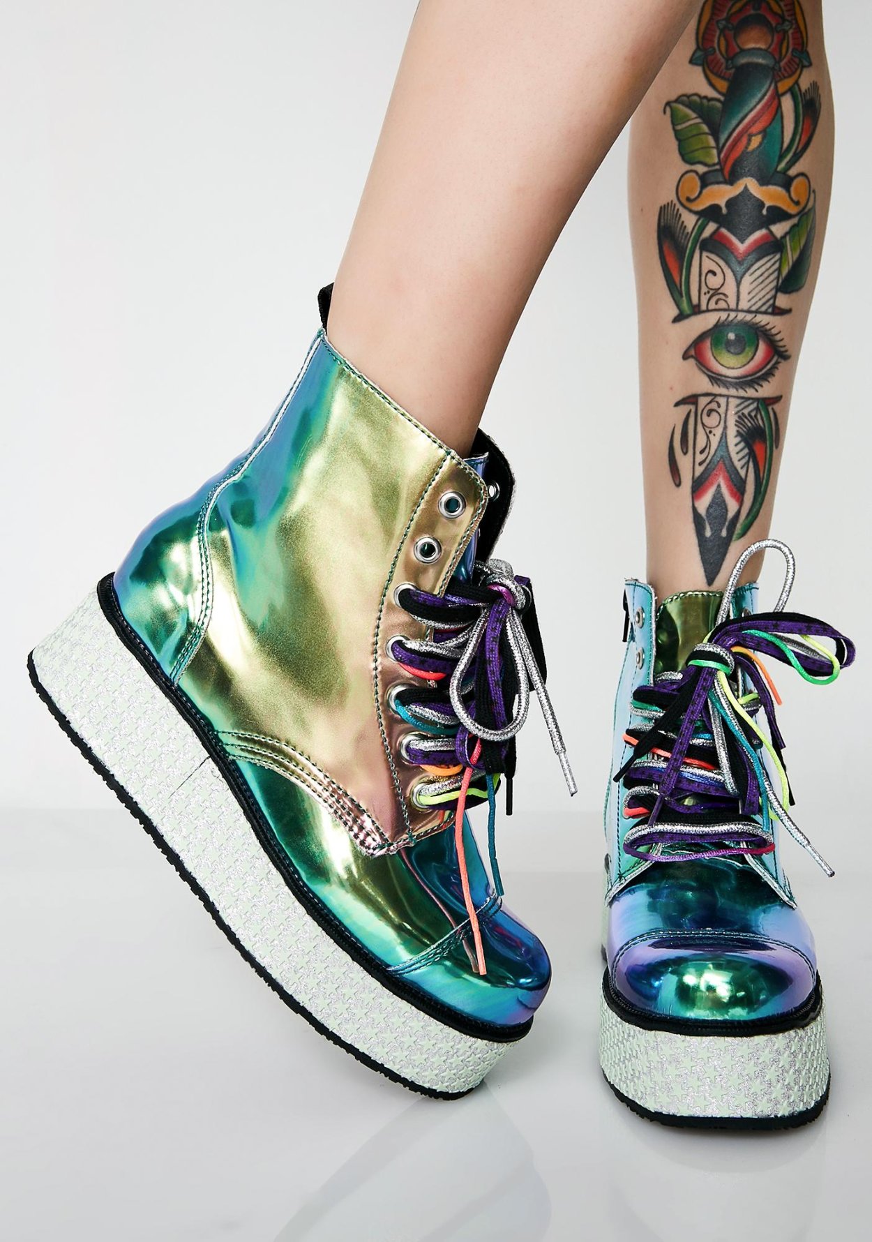 Ботинки с яркими шнурками