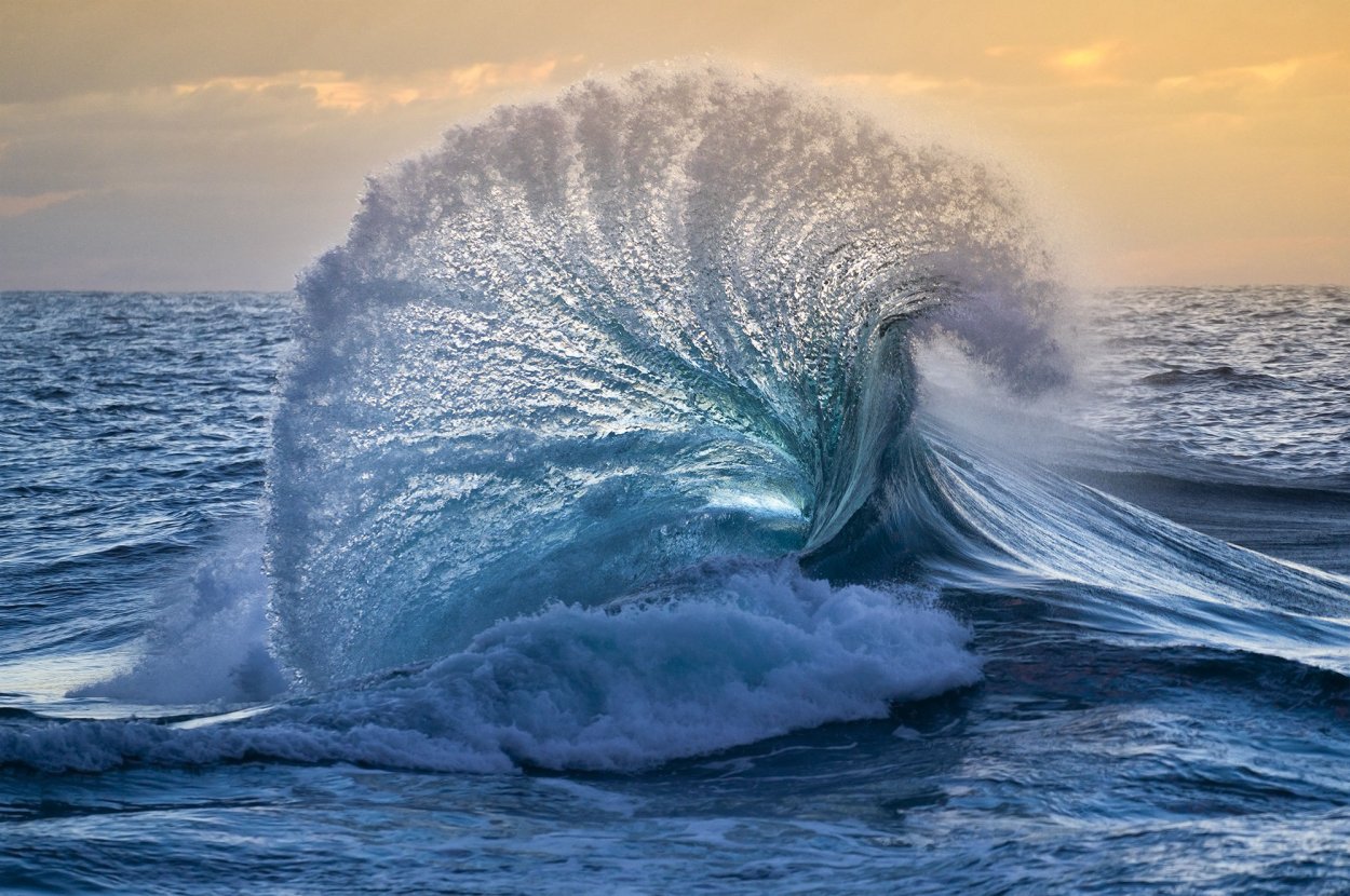 Красивые волны на море