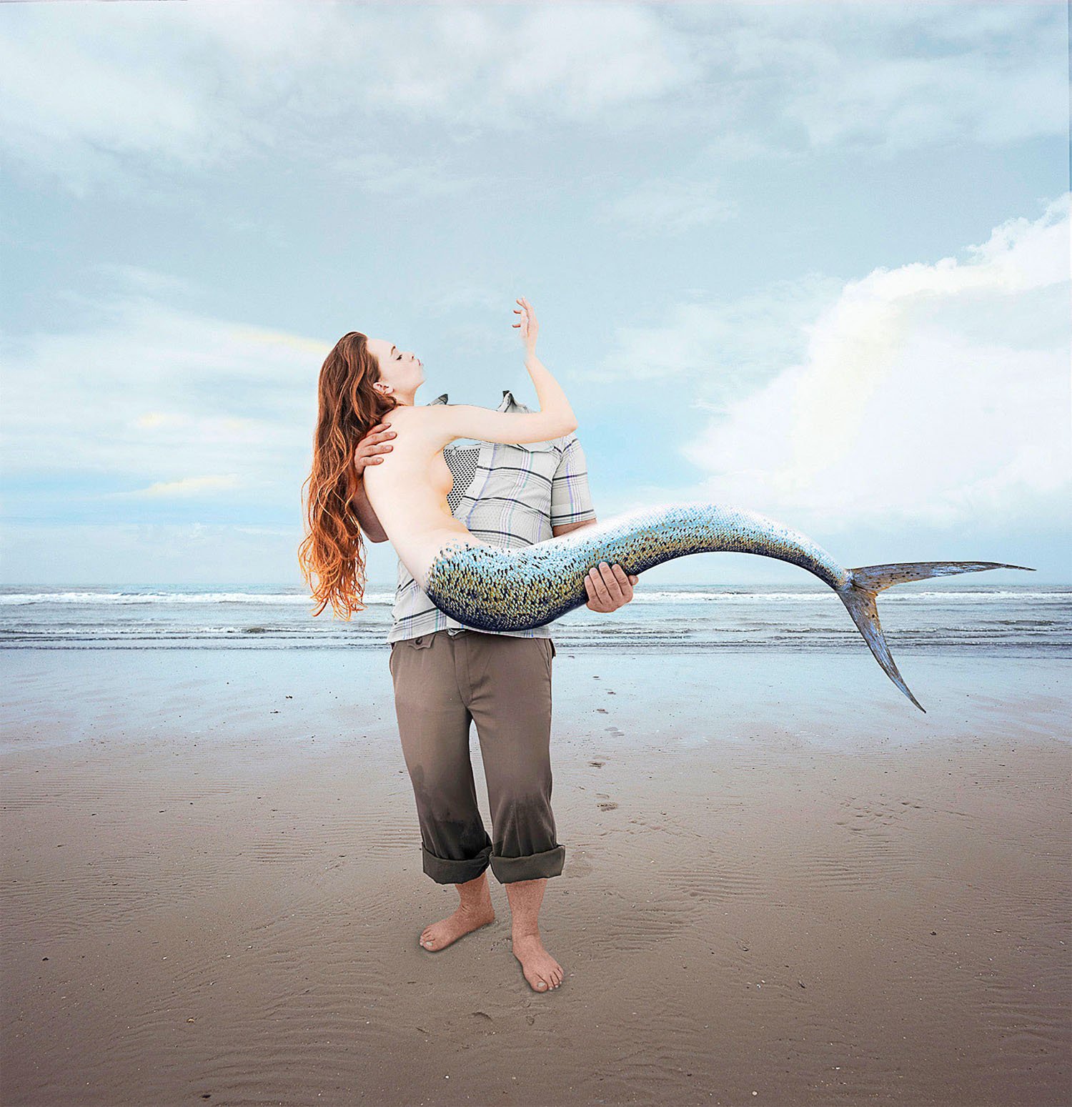 Женщина рыба влюблена. Фотосессия Русалка. Настоящие русалки. Рыбак с русалкой на руках. Держит рыбу.